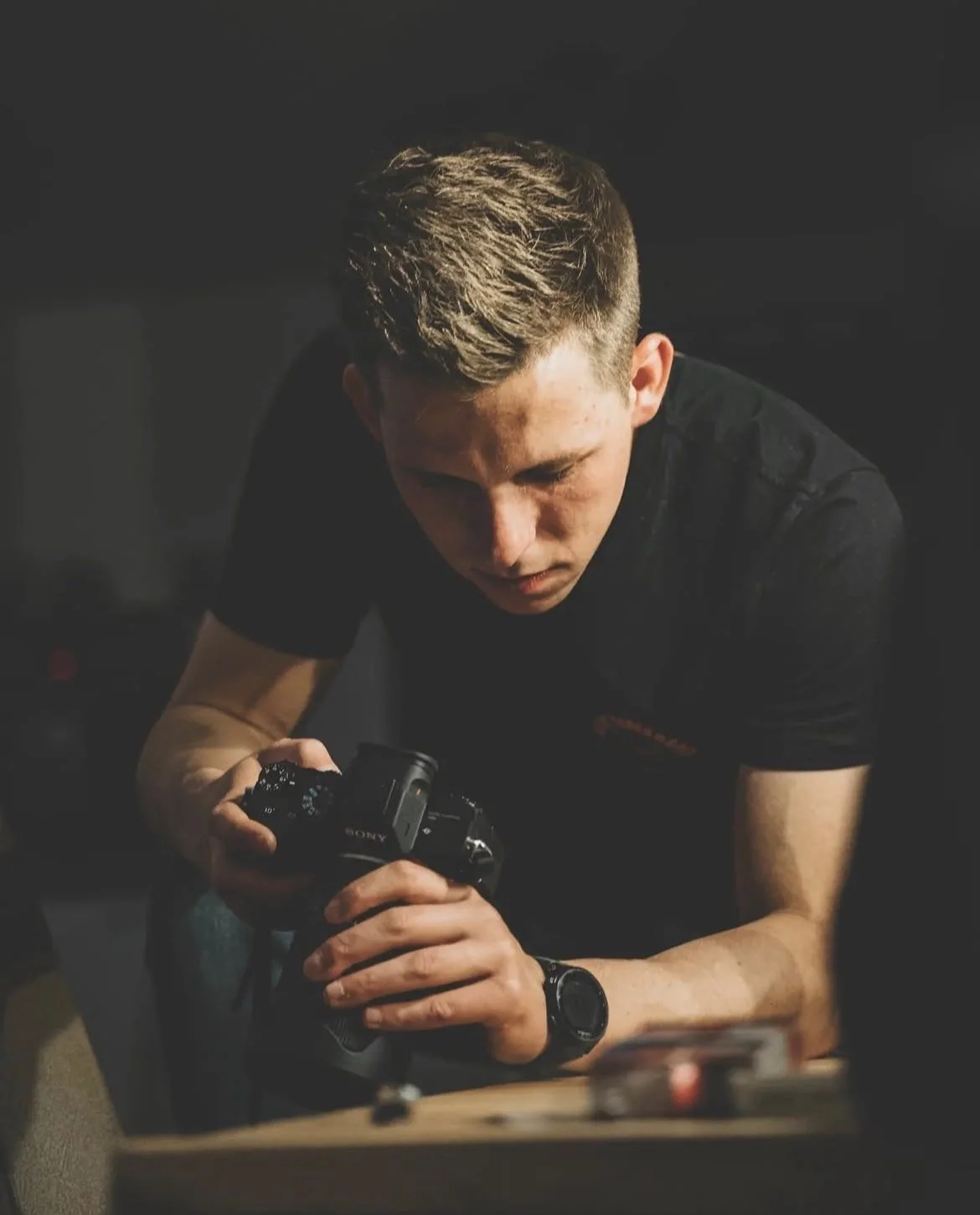 Junge Person schaut auf eine Kamera