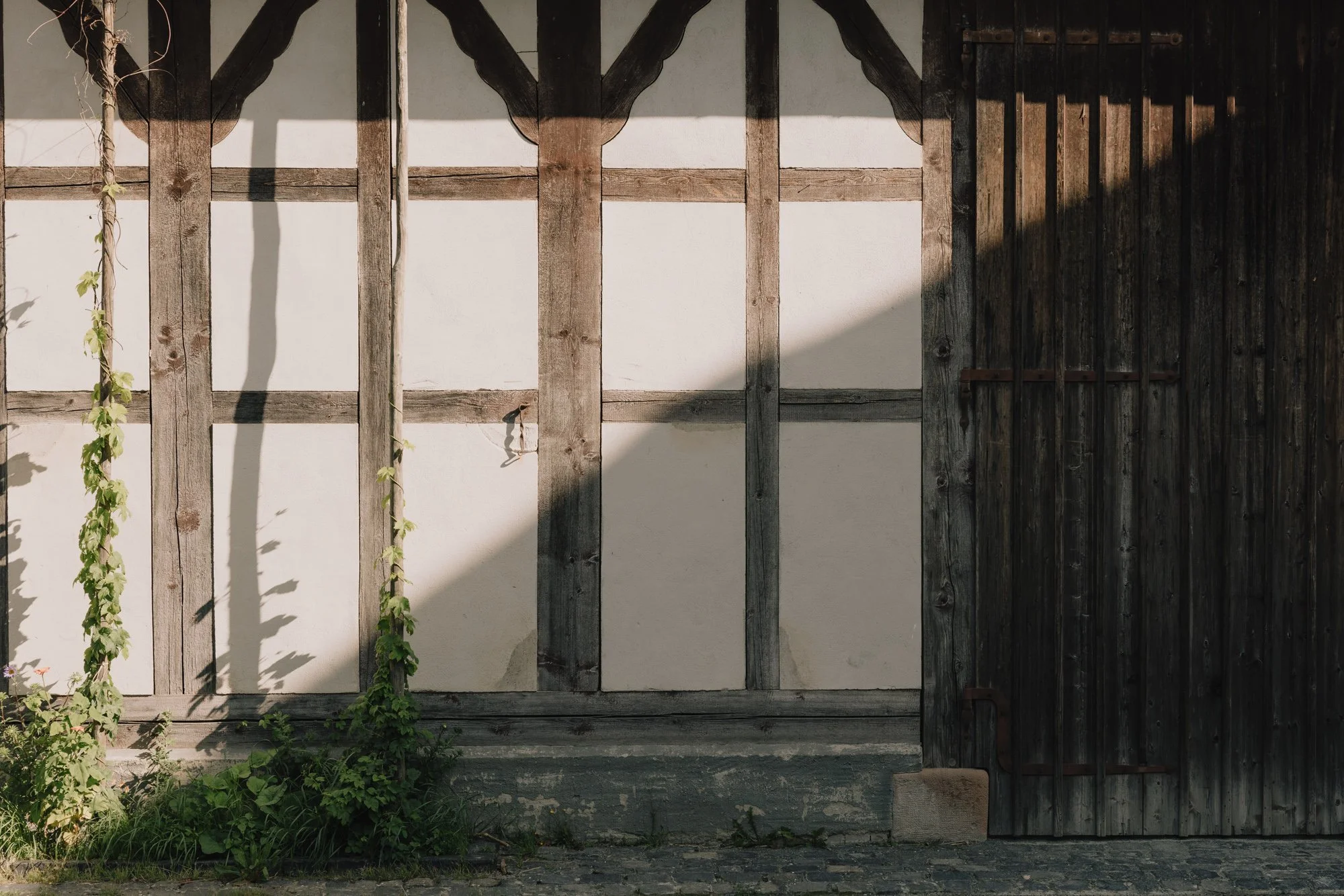 hessenpark-fachwerkhaus-licht-schatten.jpg