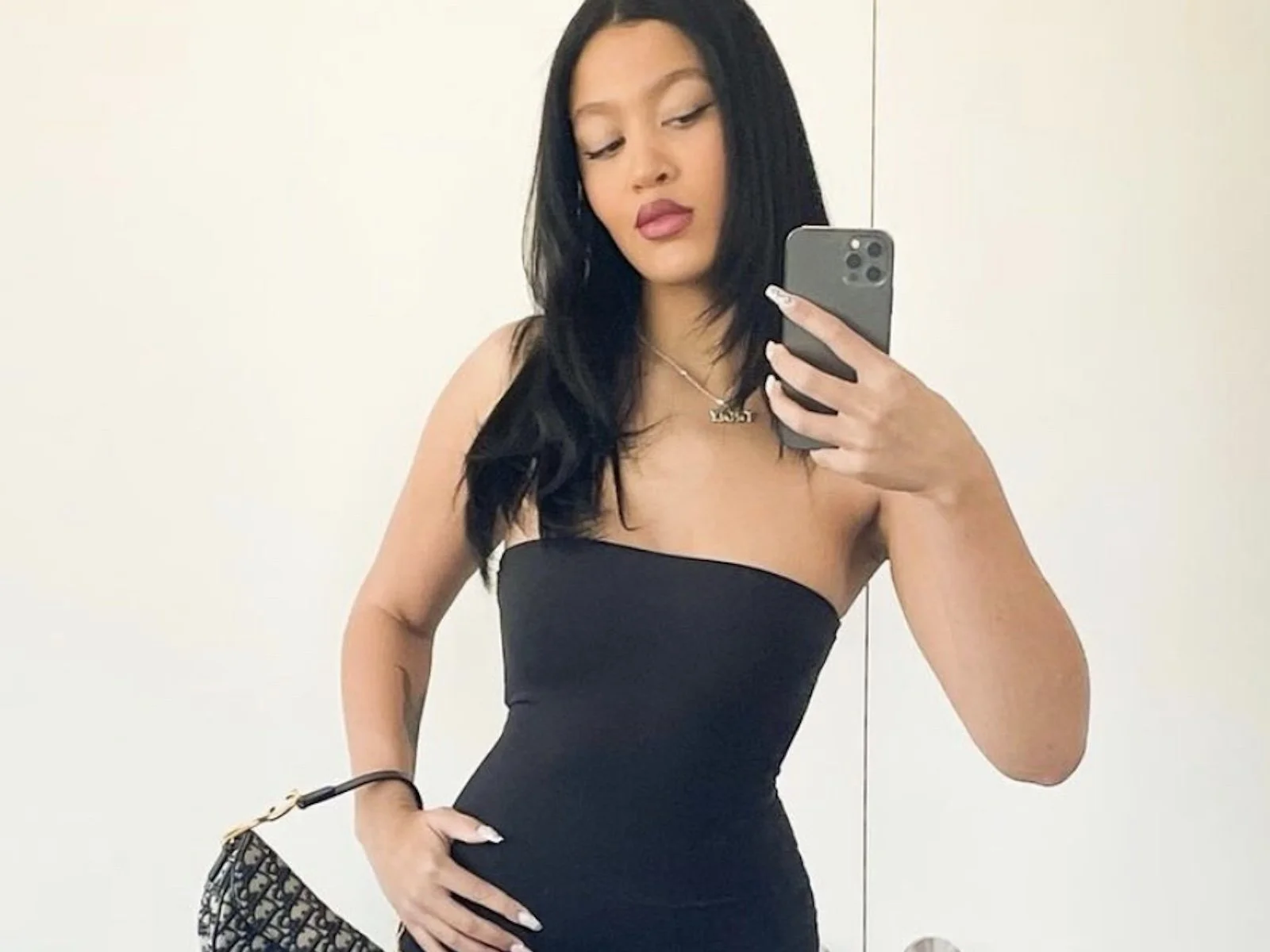 Truly Young's new mirror selfies will set your Monday right