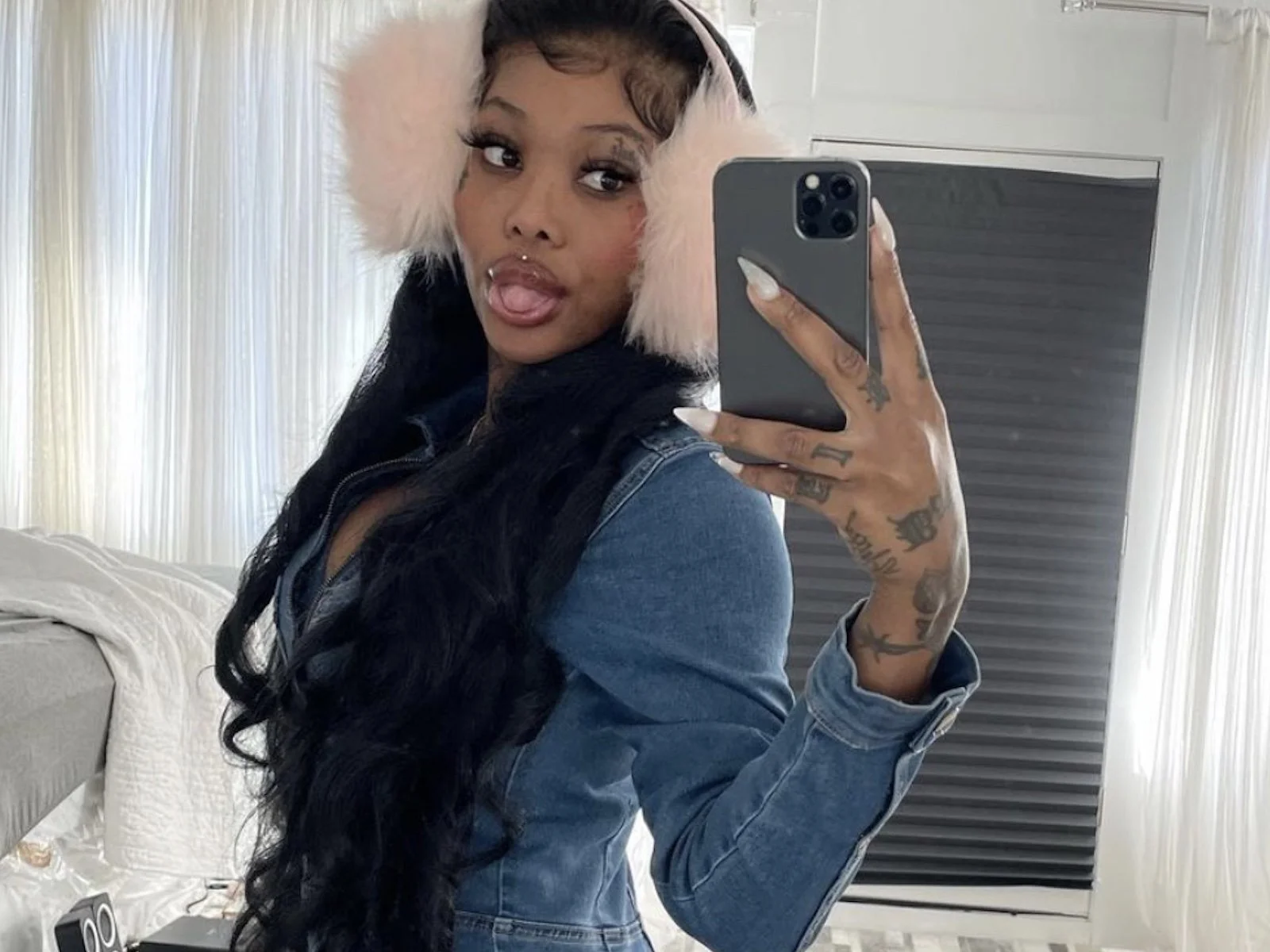 Summer Walker, please don't delete your new mirror selfies