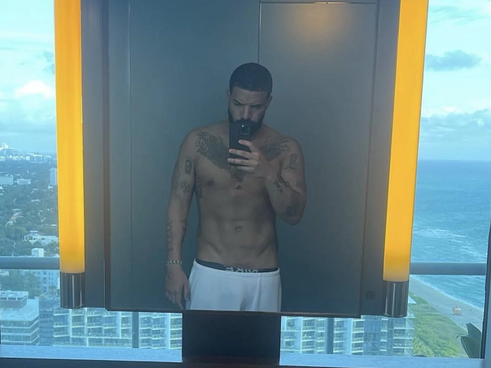 Drake's hiding those Team Lightskin insecurities with endless flexing