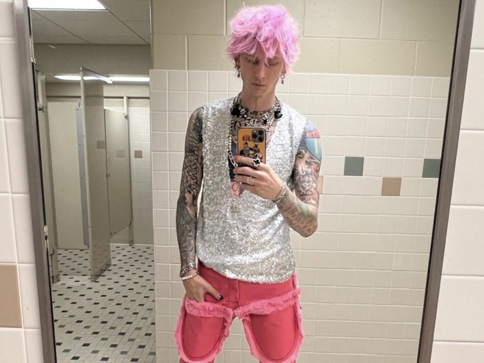 Machine Gun Kelly dyes his hair pink: Pics