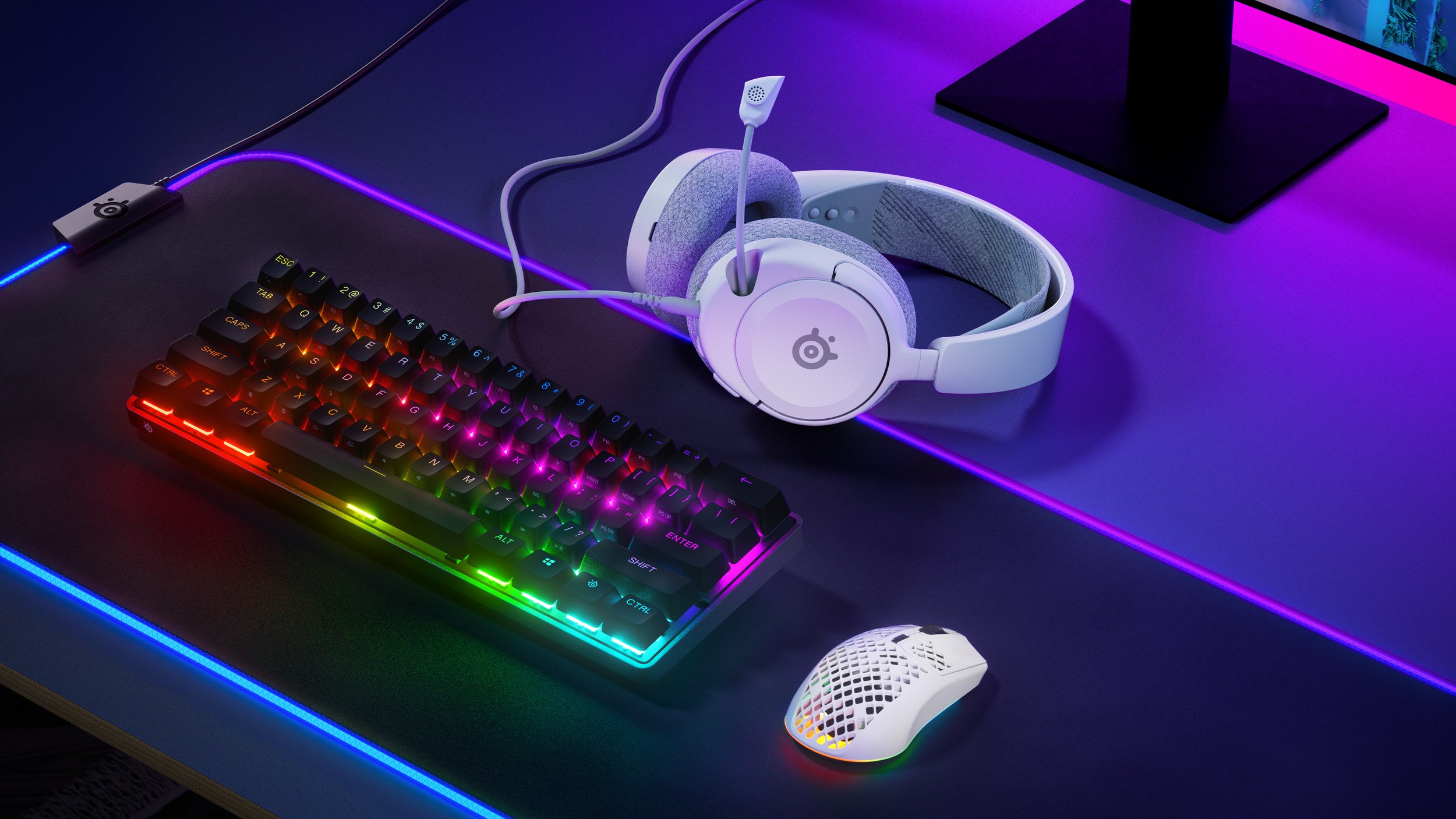 arctis_nova_1_white_life_desk_primary horizontal.jpg