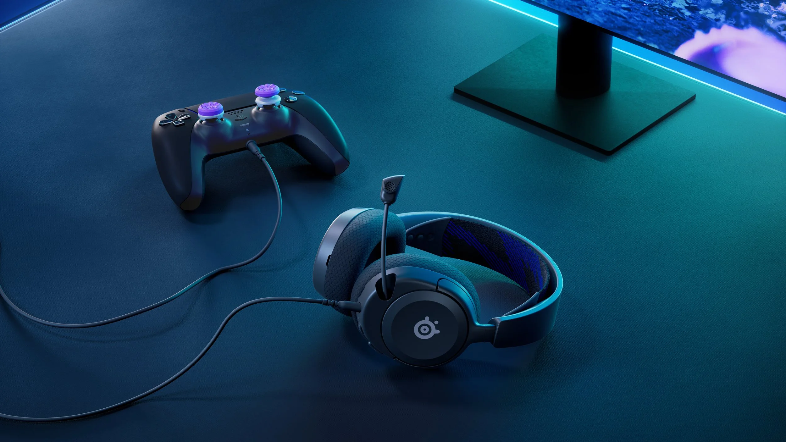 arctis_nova_1p_black_life_desk_primary horizontal.jpg