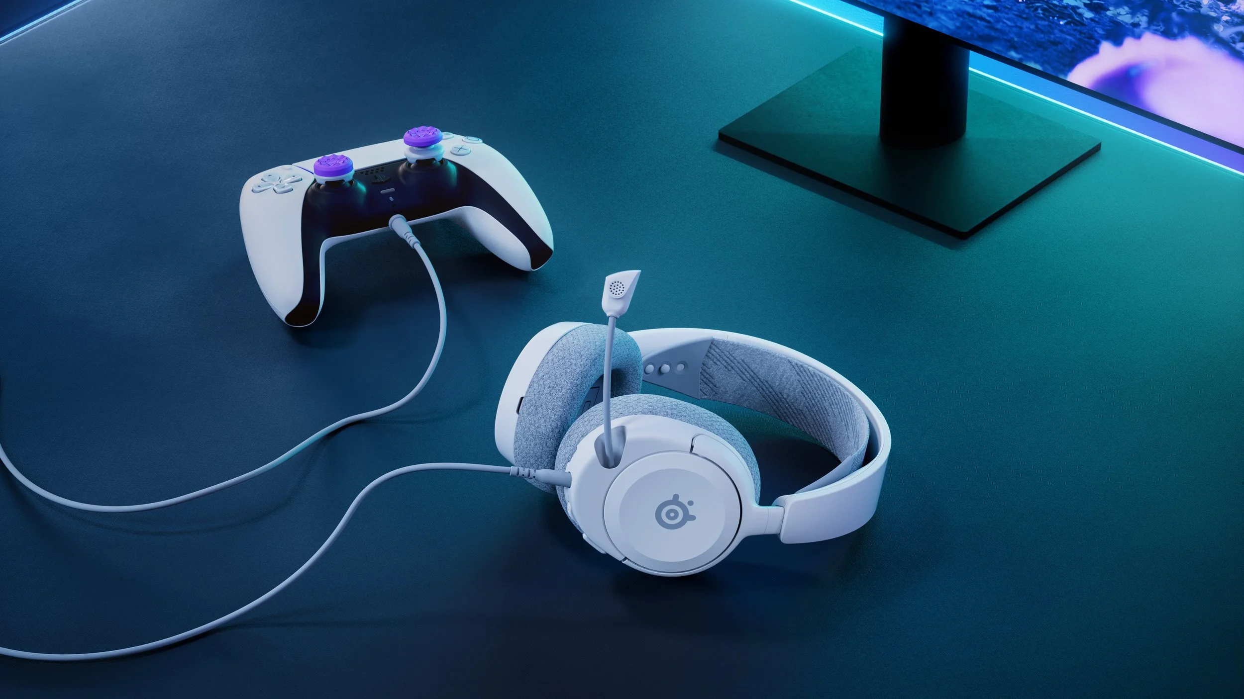 arctis_nova_1p_white_life_desk_primary horizontal.jpg