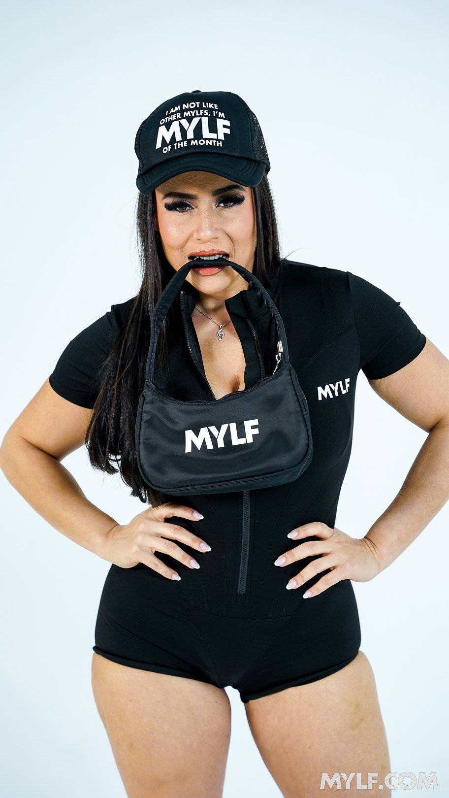 mylfofthemonth_carmela_clutch_003.jpg