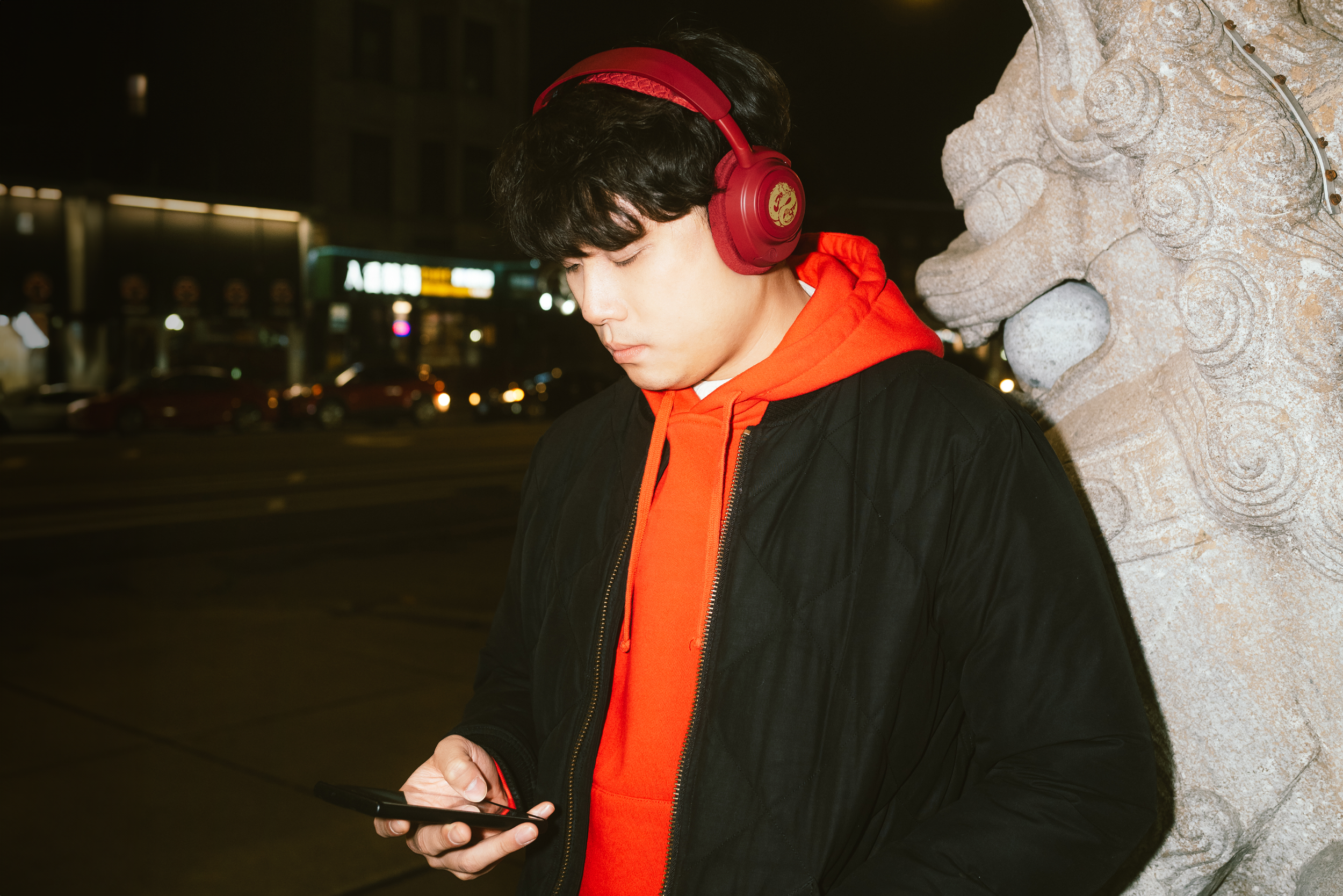 an7_dragon_edition_pr_product_model_phone_2.png