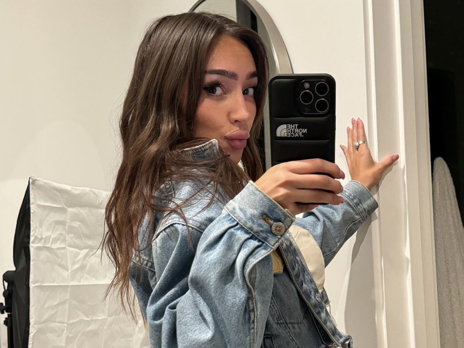 Sisi Rose The selfie glowing is all types of wallpaper worthy — Attack