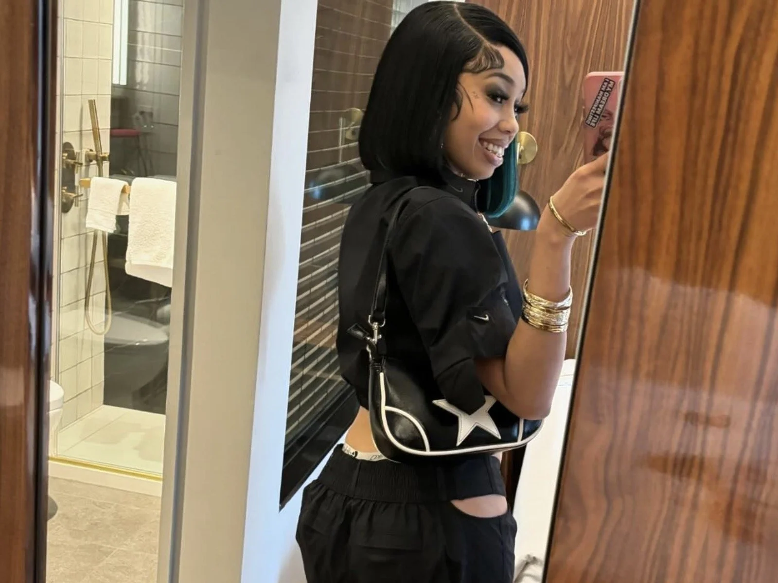 Anycia: It's all types of jaw-dropping flexing going from the selfie glow