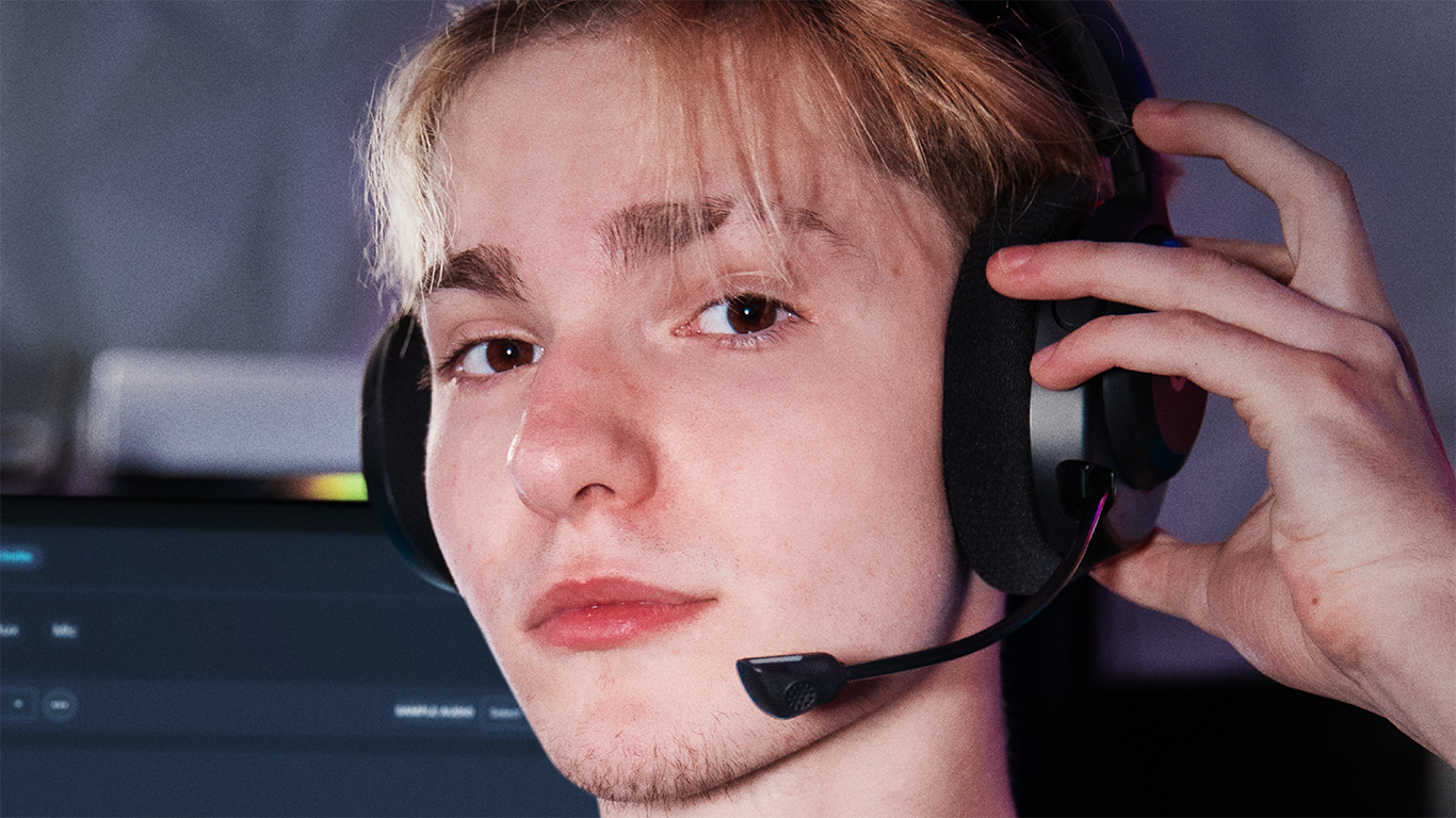 arctis_nova_5_wl_black_lifestyle_faze_h1ghsky1.png
