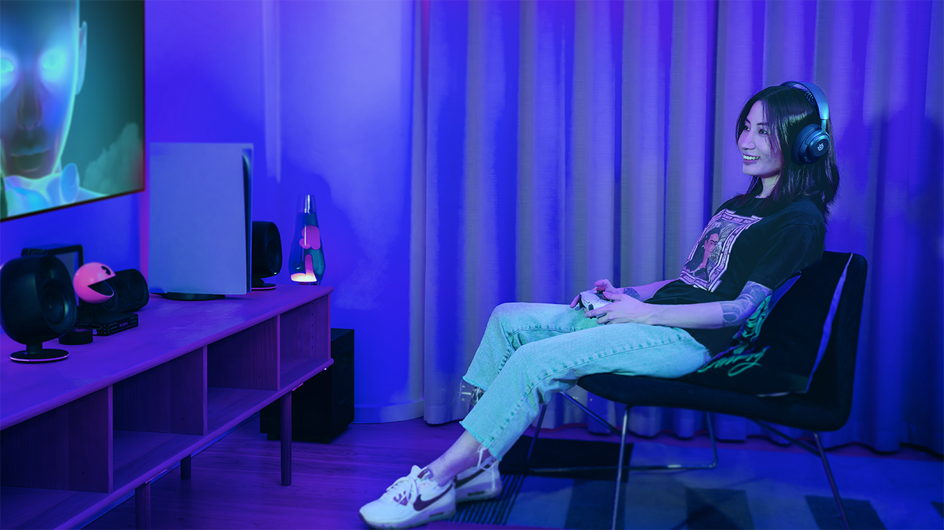arctis_nova_5p_wl_black_lifestyle_leya.png