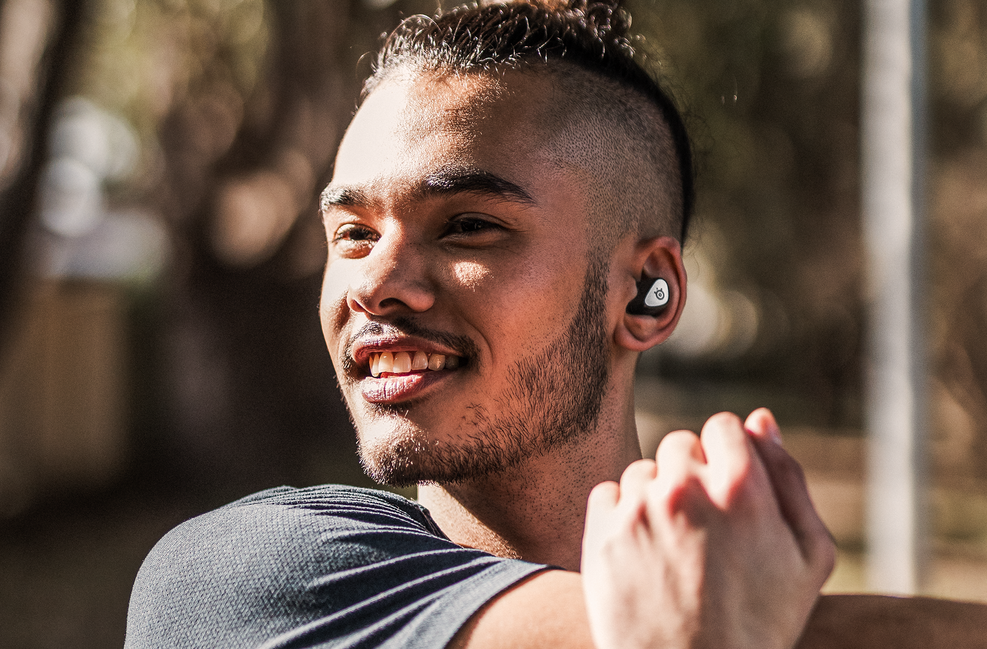 arctis_gamebuds_black_lifestyle_man_outdoor_03 .png