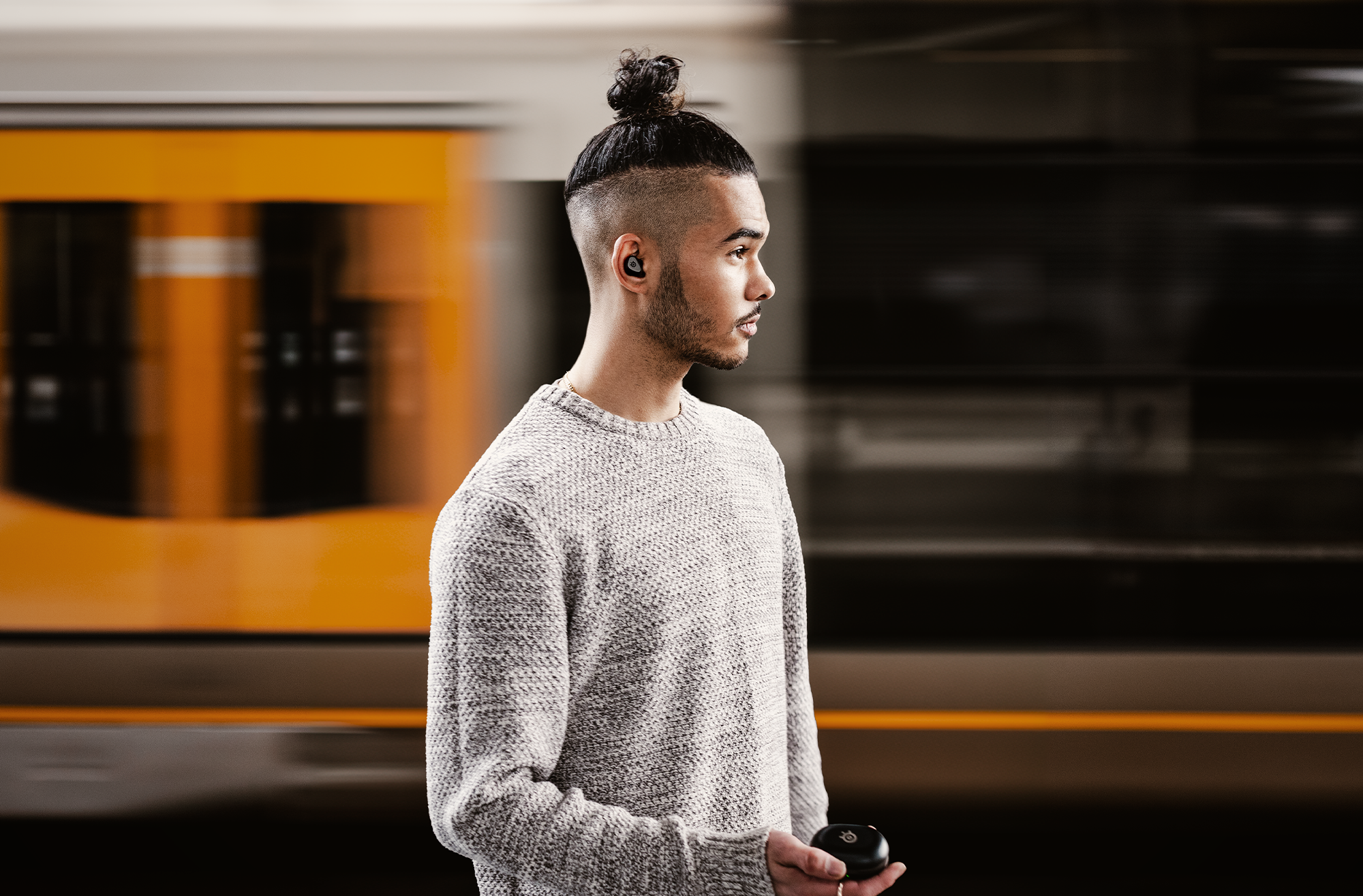 pr_arctis_gamebuds_black_lifestyle_man_outdoor_01.png