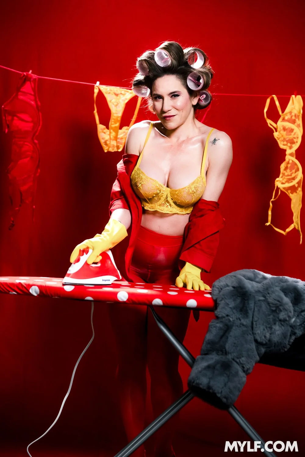 Aderes Quin: The MYLF of the Month glows in these mouthwatering flexes