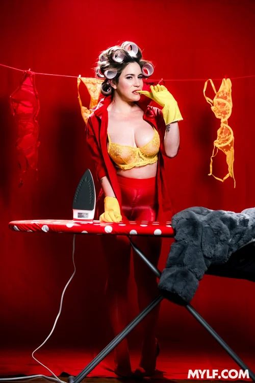 Aderes Quin: The MYLF of the Month glows in these mouthwatering flexes(02)