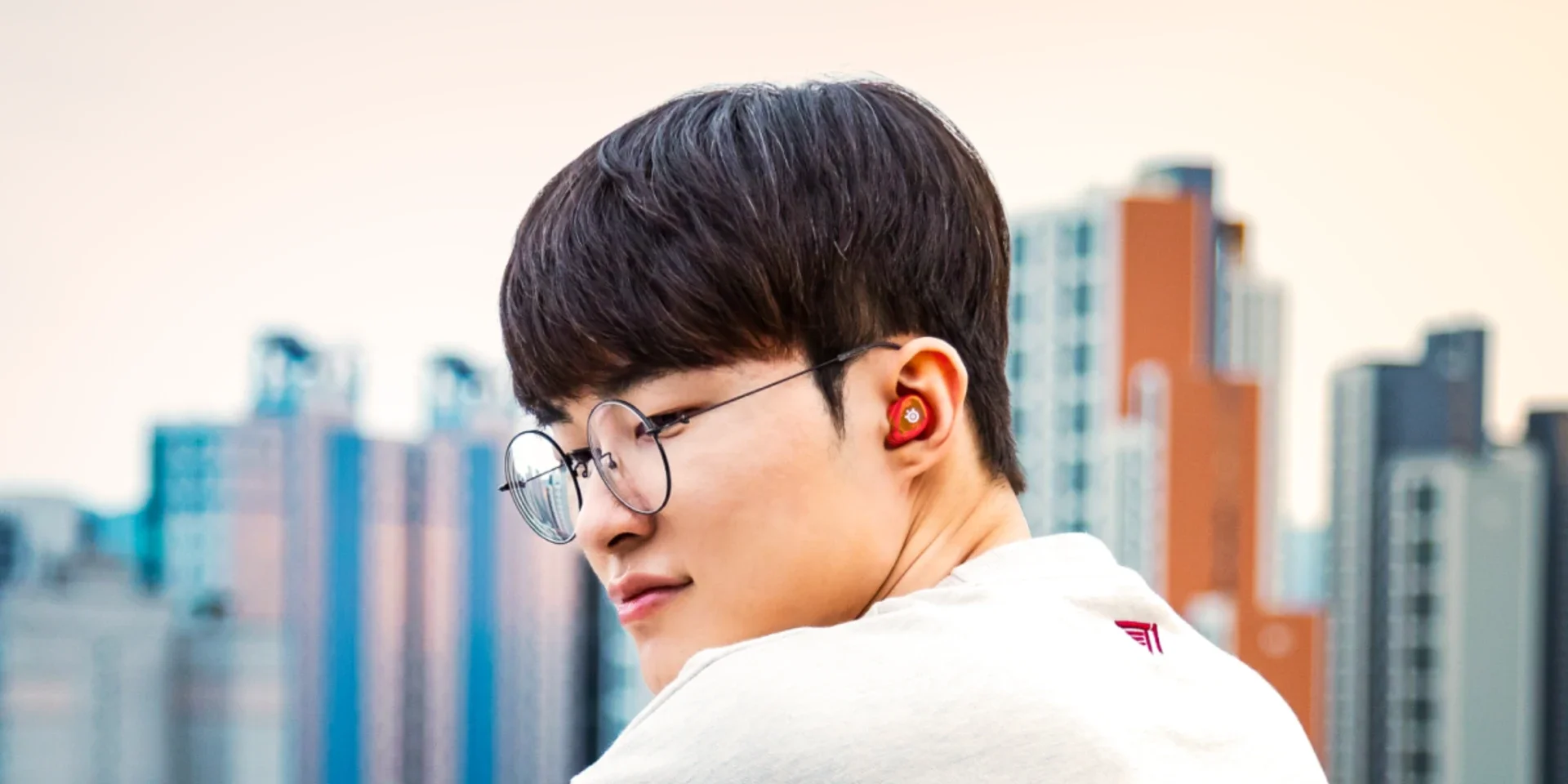 arctis_gamebuds_glorange_pdp_img_buy_02.png.webp