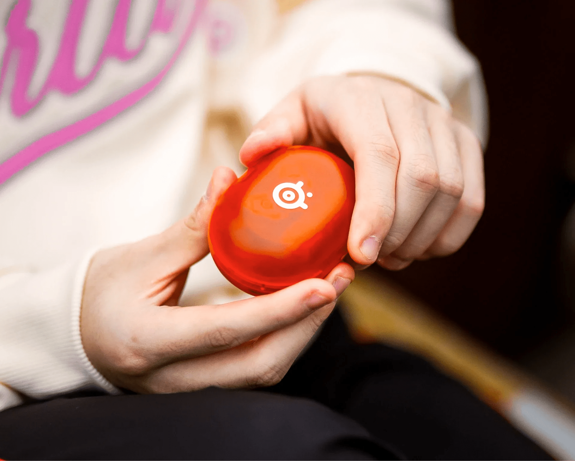 arctis_gamebuds_glorange_xbox_pdp_img_buy_04-1.png.webp