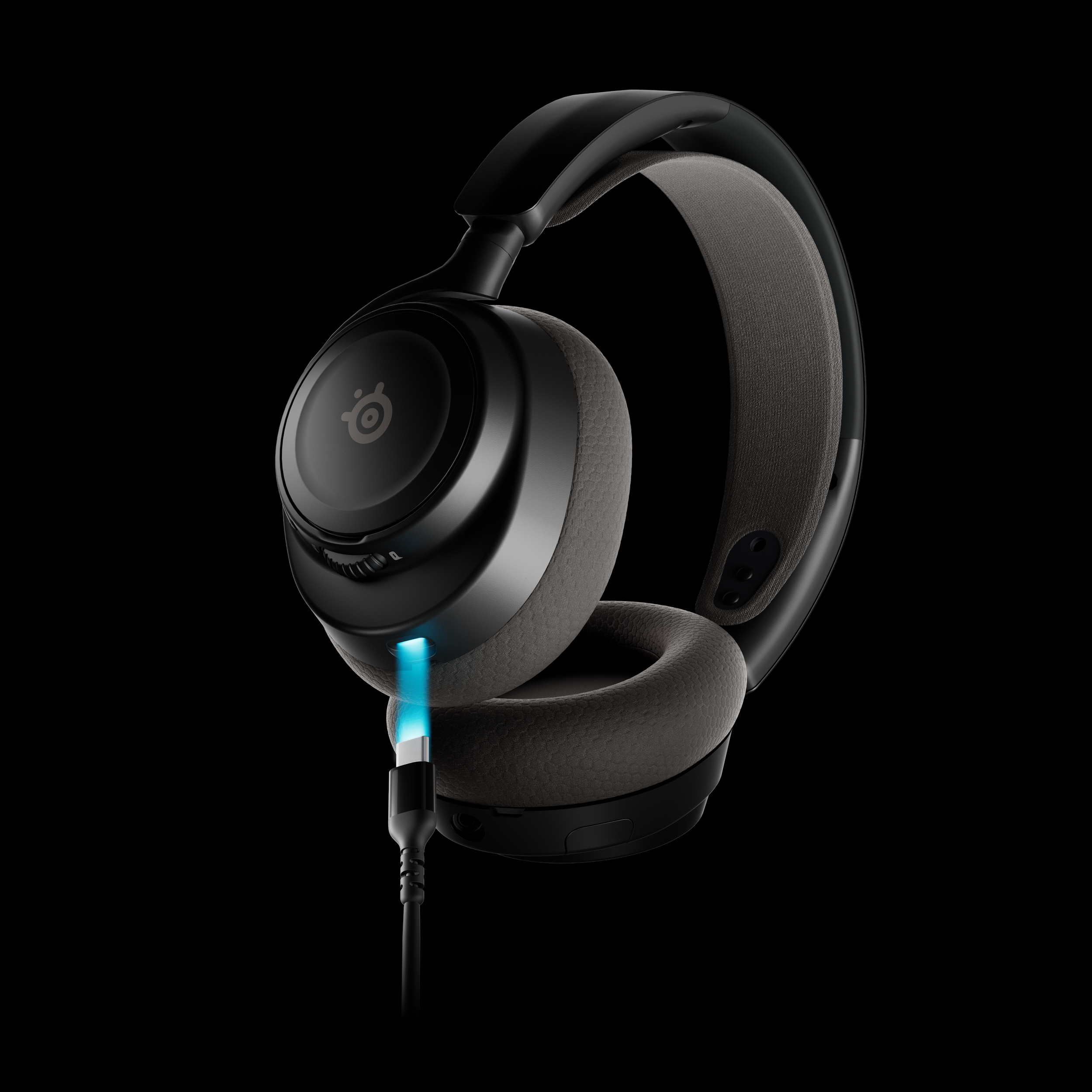 arctis_nova_7x_wl_gen_2_white_context_charge.png