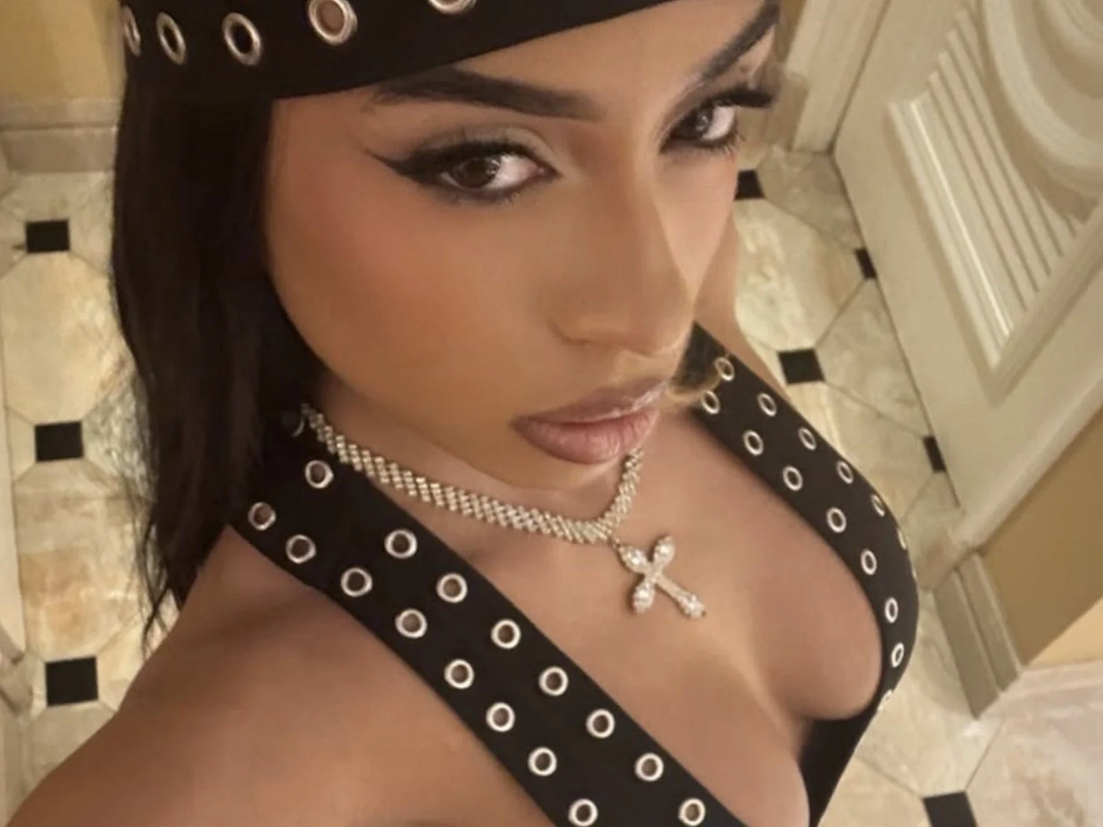 BJRNCK: There’s no better Friday flexing on display than my crush glowing here