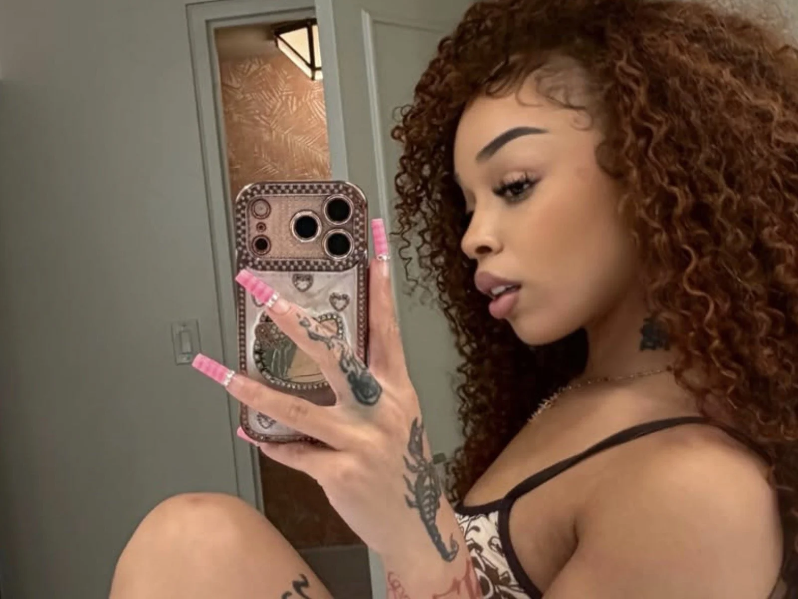 Honey Bxby: It’s sizzling bathroom mirror selfies