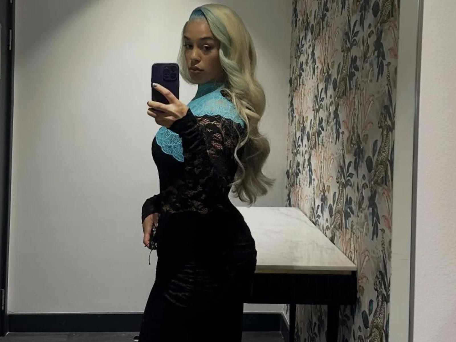 Jorja Smith: The R&amp;B hitmaker is pure glowing vibes from ‘Saturday Night Live’