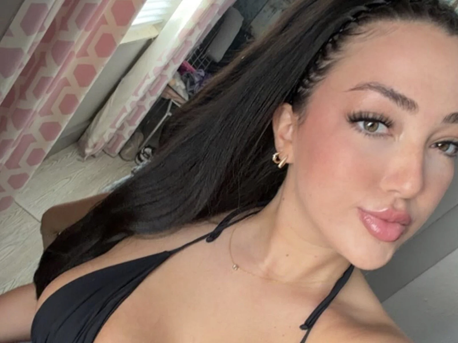Cassie Lenoir: It’s jaw-dropping selfie goals on full display right here