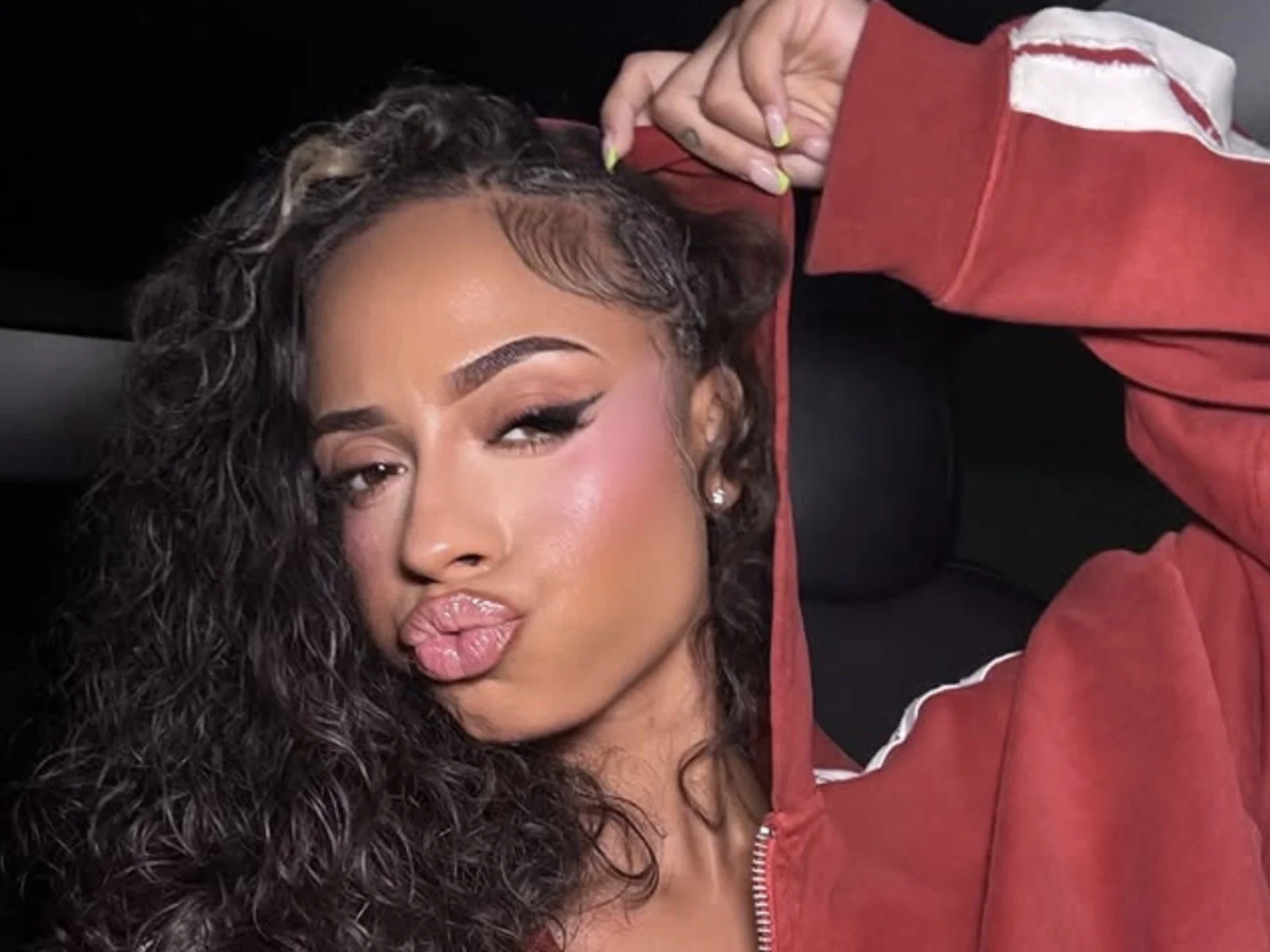 BJRNCK: It’s all eyes from the car setting in these selfies