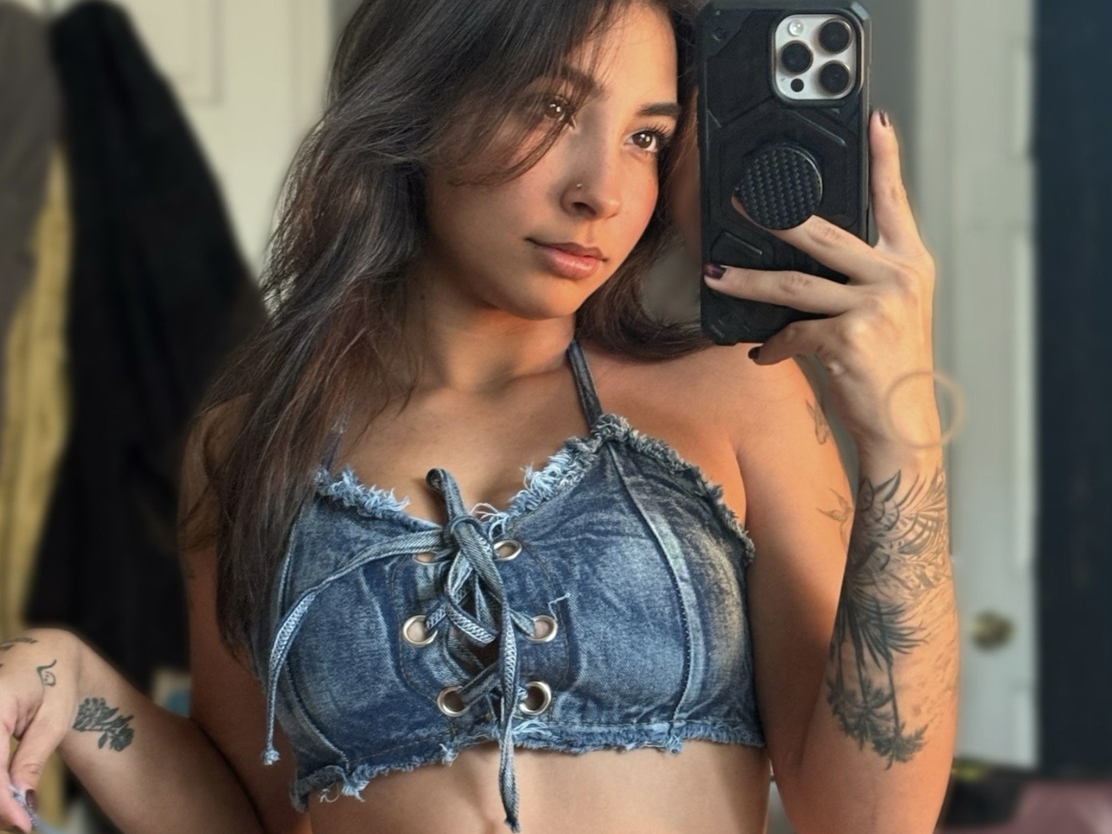 Ana Khalifa: It’s all sultry vibes from the bedroom selfies