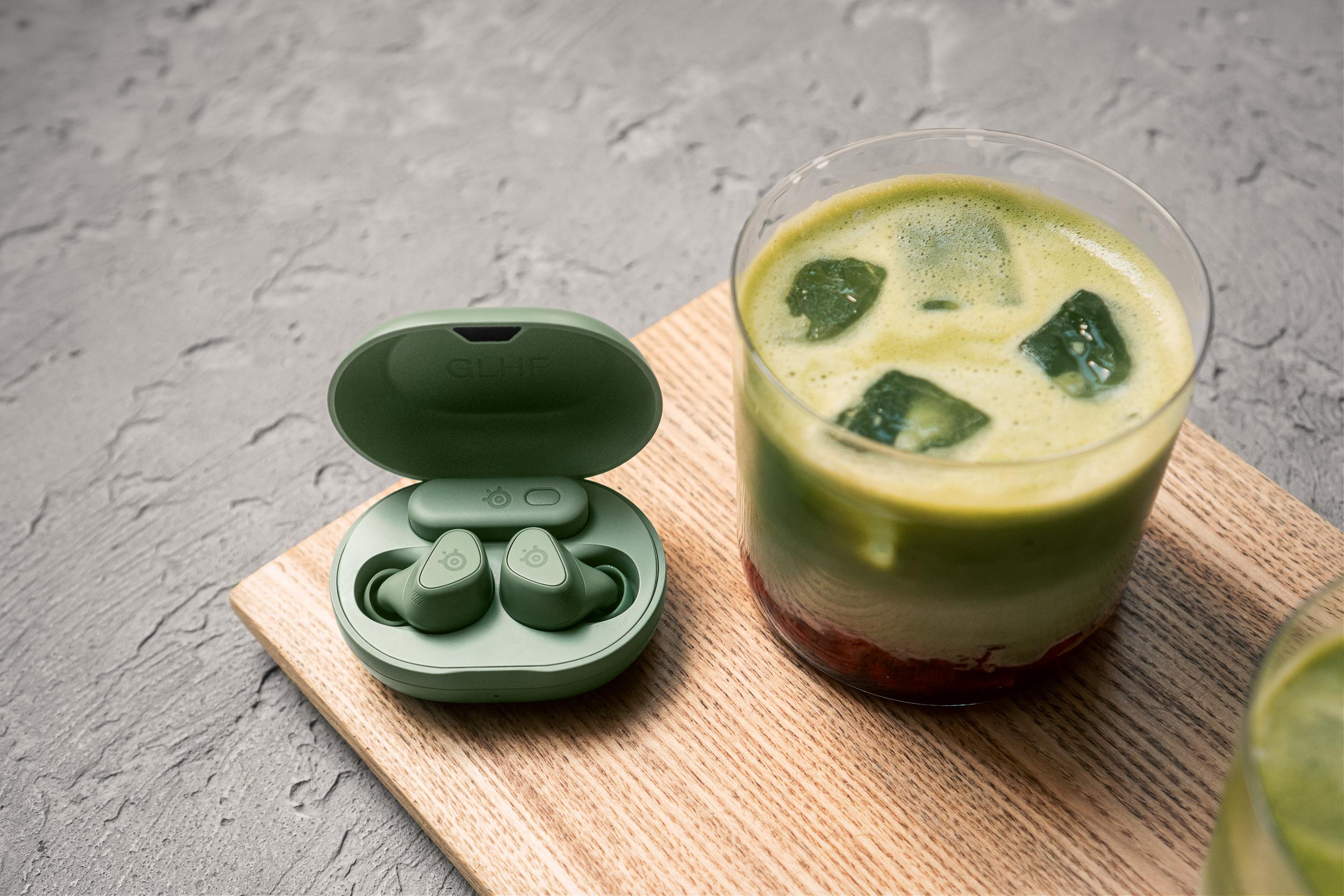 arctis_gamebuds_matcha_lifestyle_indoor_02.png