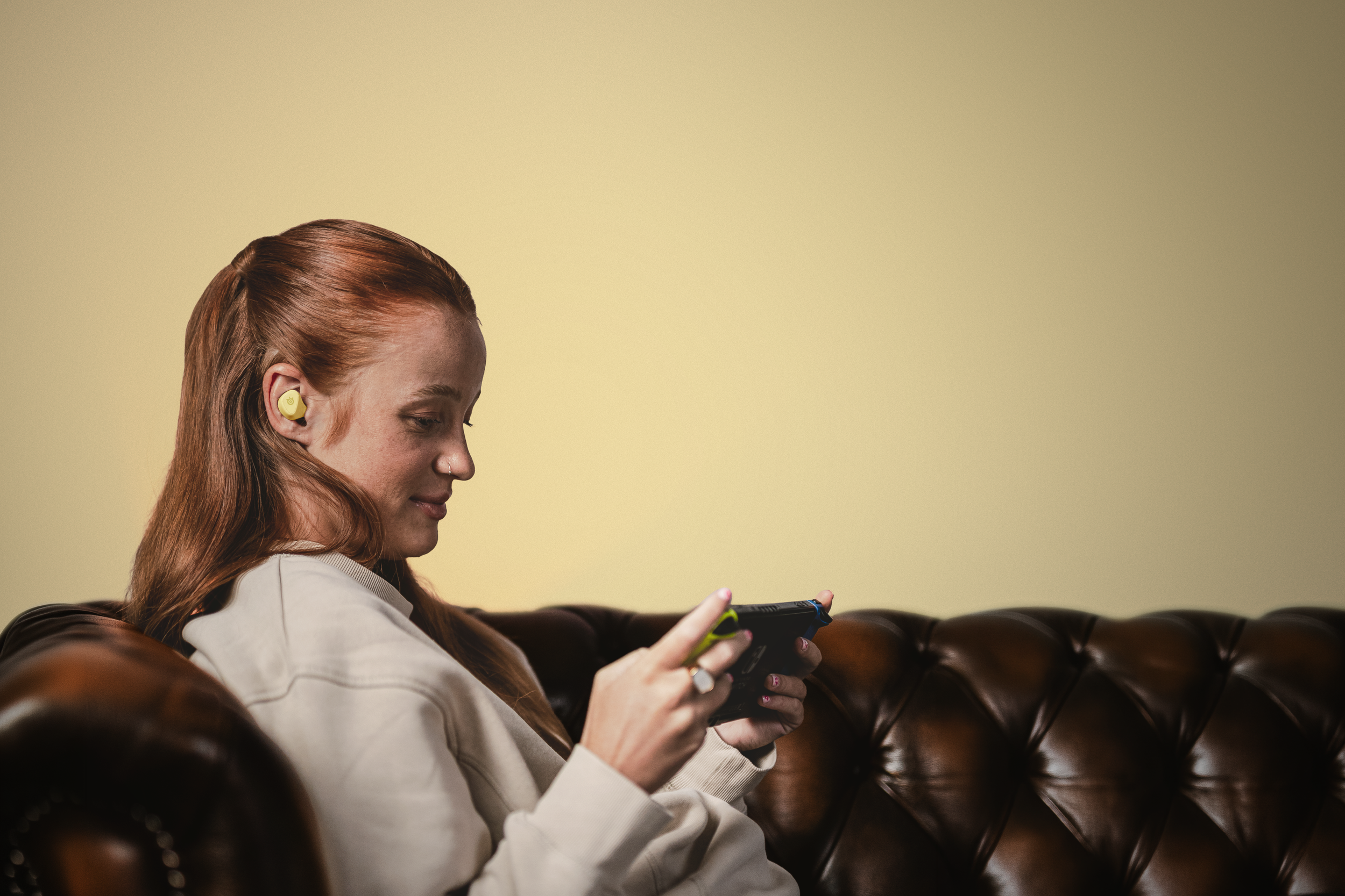 arctis_gamebuds_matcha_lifestyle_indoor_01.png