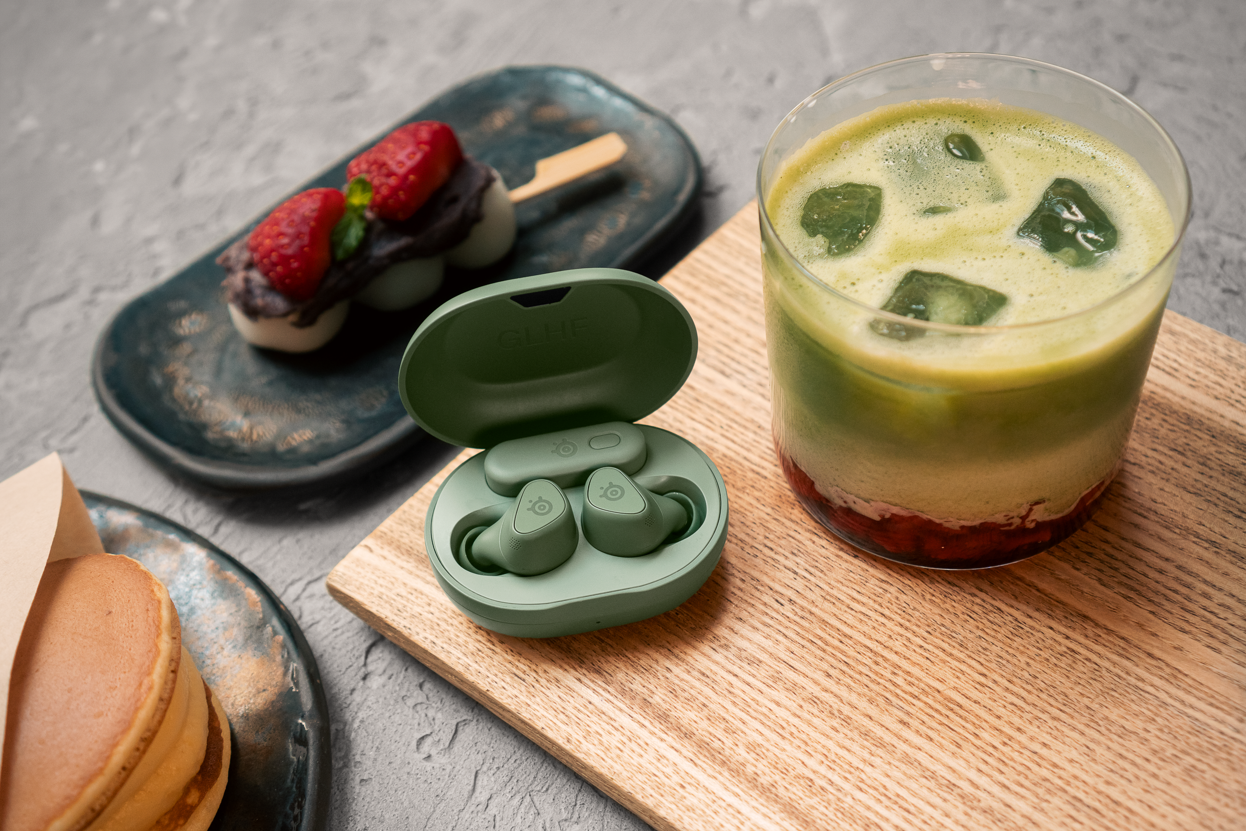 arctis_gamebuds_matcha_lifestyle_indoor_03 1.png