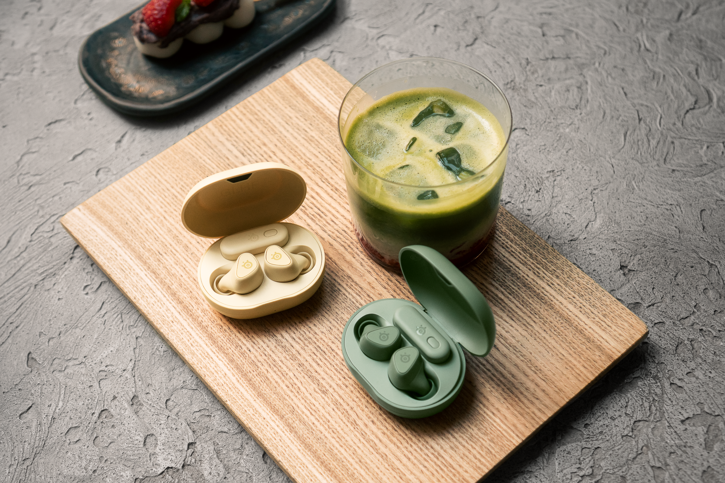 arctis_gamebuds_matcha_yuzu_lifestyle_indoor_01 1.png