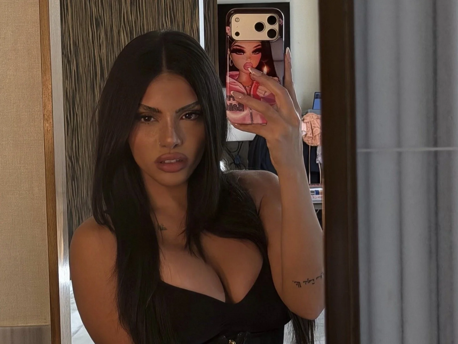 Huda Mustafa: The mind-blowing music baddie really can’t take enough selfies