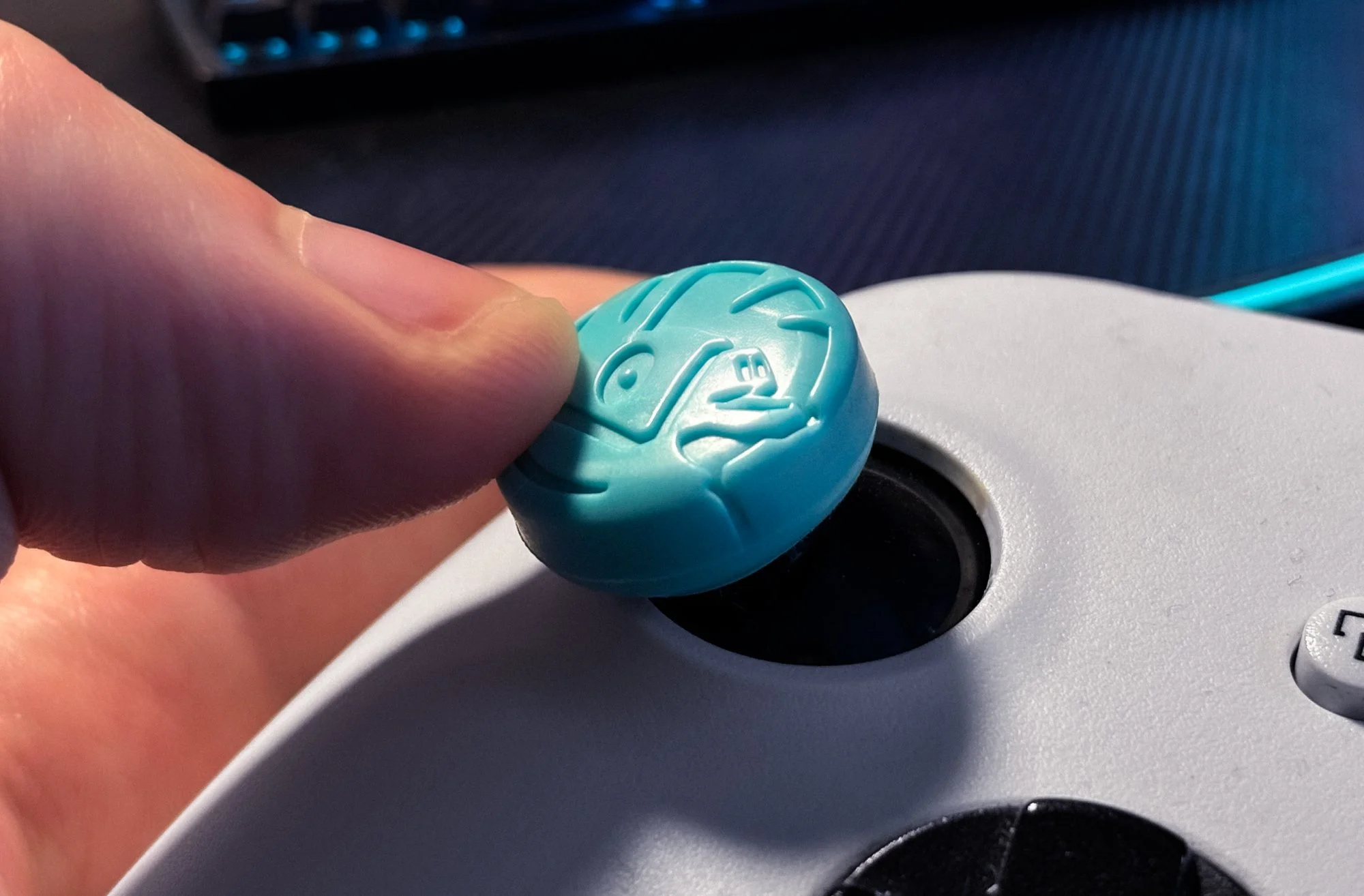 fortnite_llama_thumb_grips_closeup_pr_2000x1314.jpg