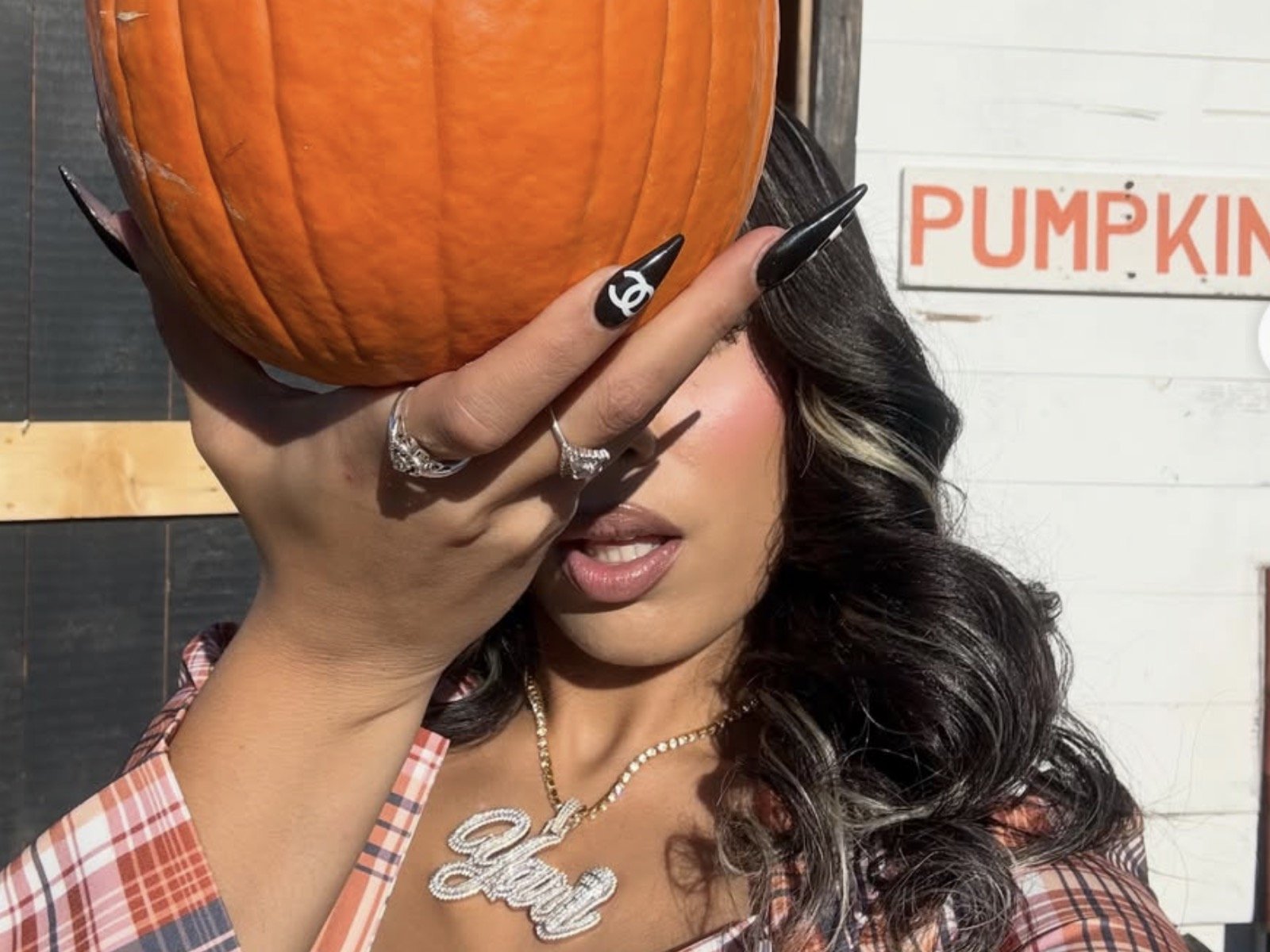 Yari Toro: It’s jaw-dropping pumpkin vibes to season up your Monday