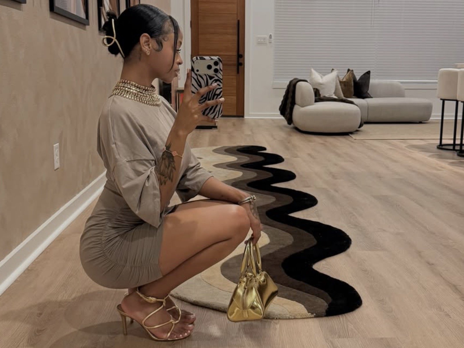 Jastin Martin: The super stunner has mastered the mirror selfies flexing 