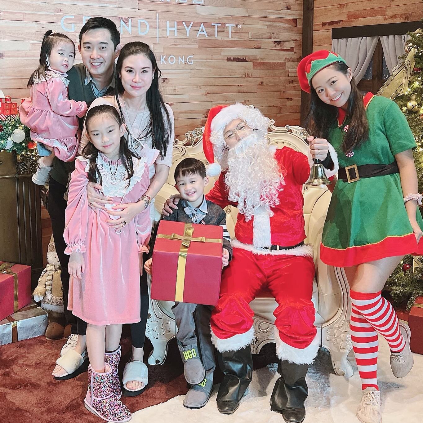 Our Family including @jenniferchenglo @larachenglo @maximuschenglo @arabellachenglo was very excited to meet one of the Santas comprising Christmas Spirit today @grandhyatthongkong  as well as support @makeawishhk #makeawish #makeawishfoundation #Che