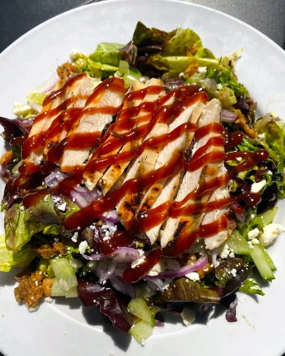 🎉 Weekly Special at Eat Crow! Indulge in our delicious BBQ Chicken Salad 🥗 featuring crispy fried chicken, vibrant mixed greens, crunchy cucumbers, zesty red onions, fresh peas, and a delightful blend of hot honey sauce, BBQ sauce, and balsamic vin
