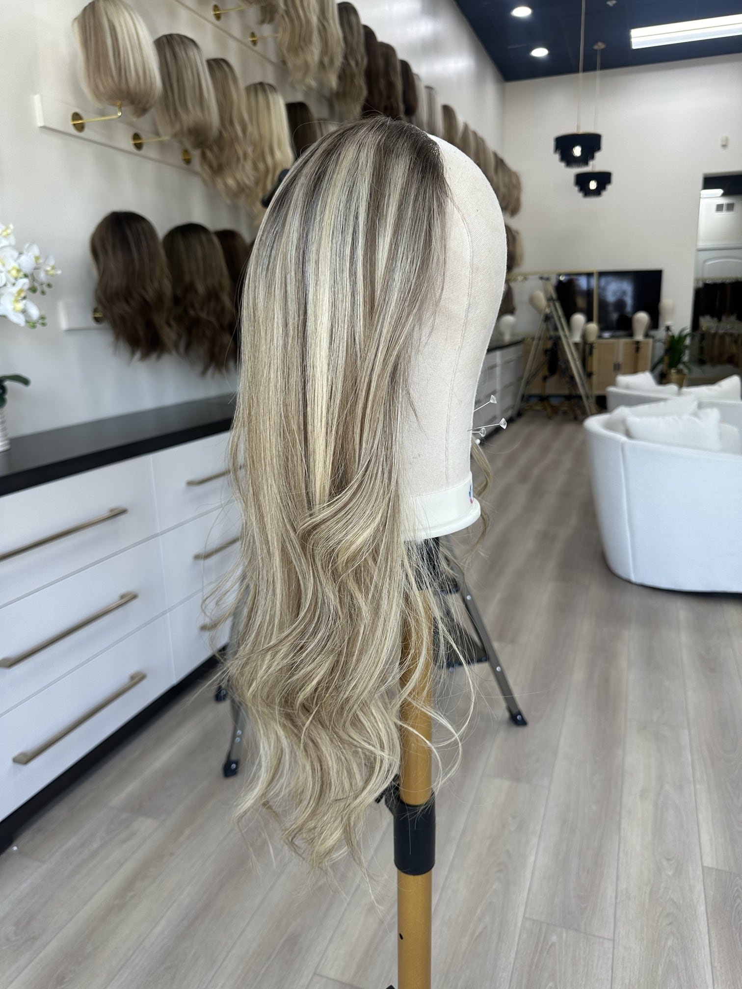 _Blonde_bob_wig_with_highlights_worn_by_a_woman_in_Sacramento_Studio__California___.jpg