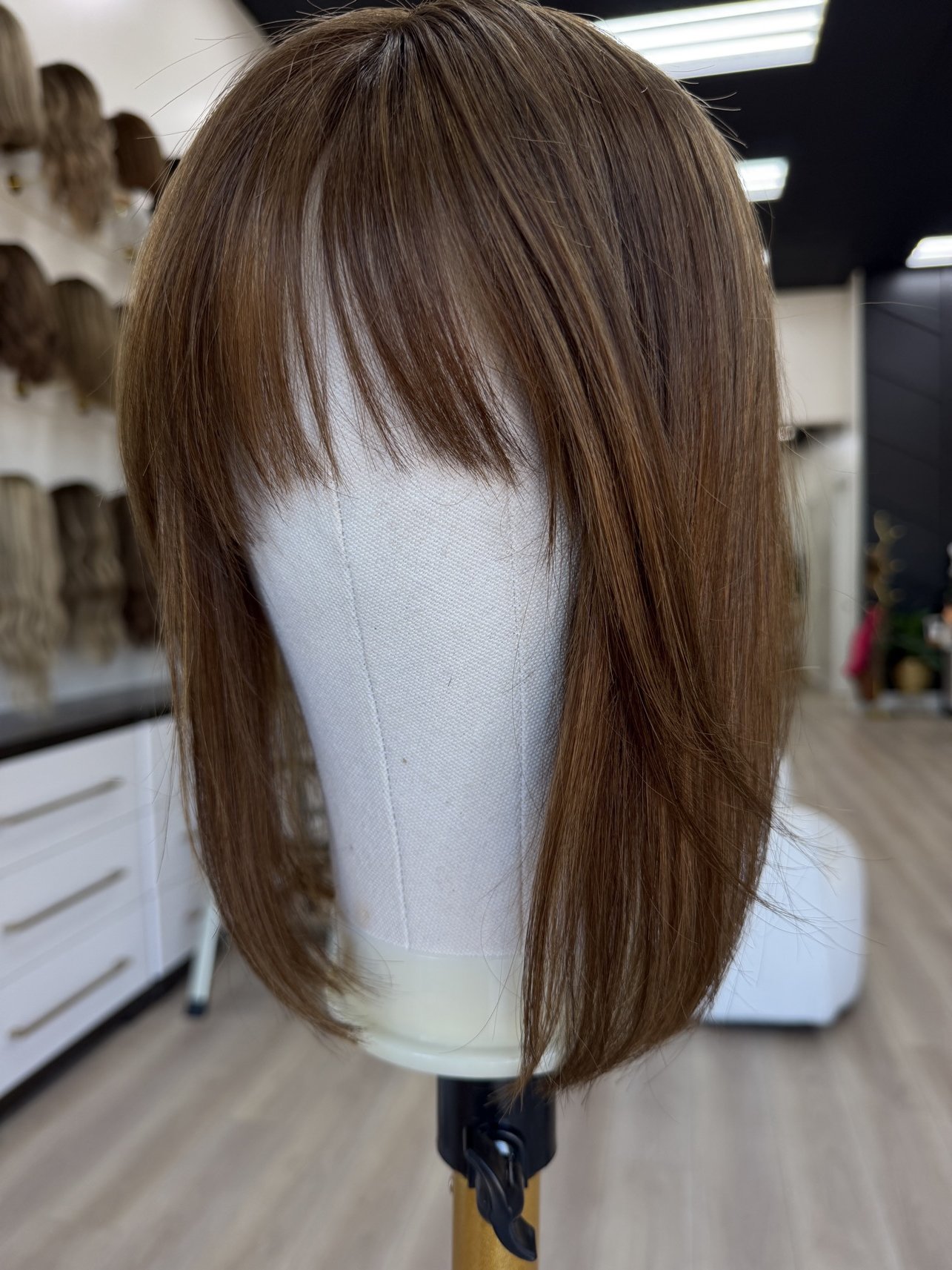 _Blonde_bob_wig_with_highlights_worn_by_a_woman_in_Sacramento_Studio__California___.jpg