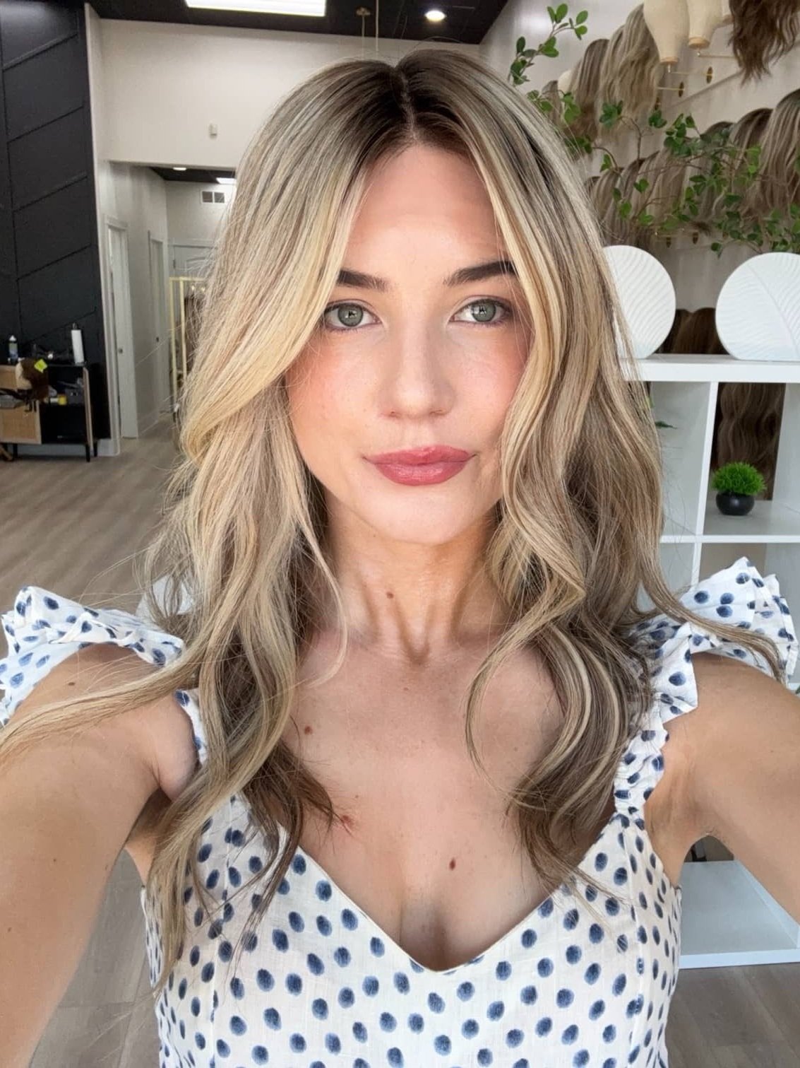 _Blonde_bob_wig_with_highlights_worn_by_a_woman_in_Sacramento_Studio__California___.jpg