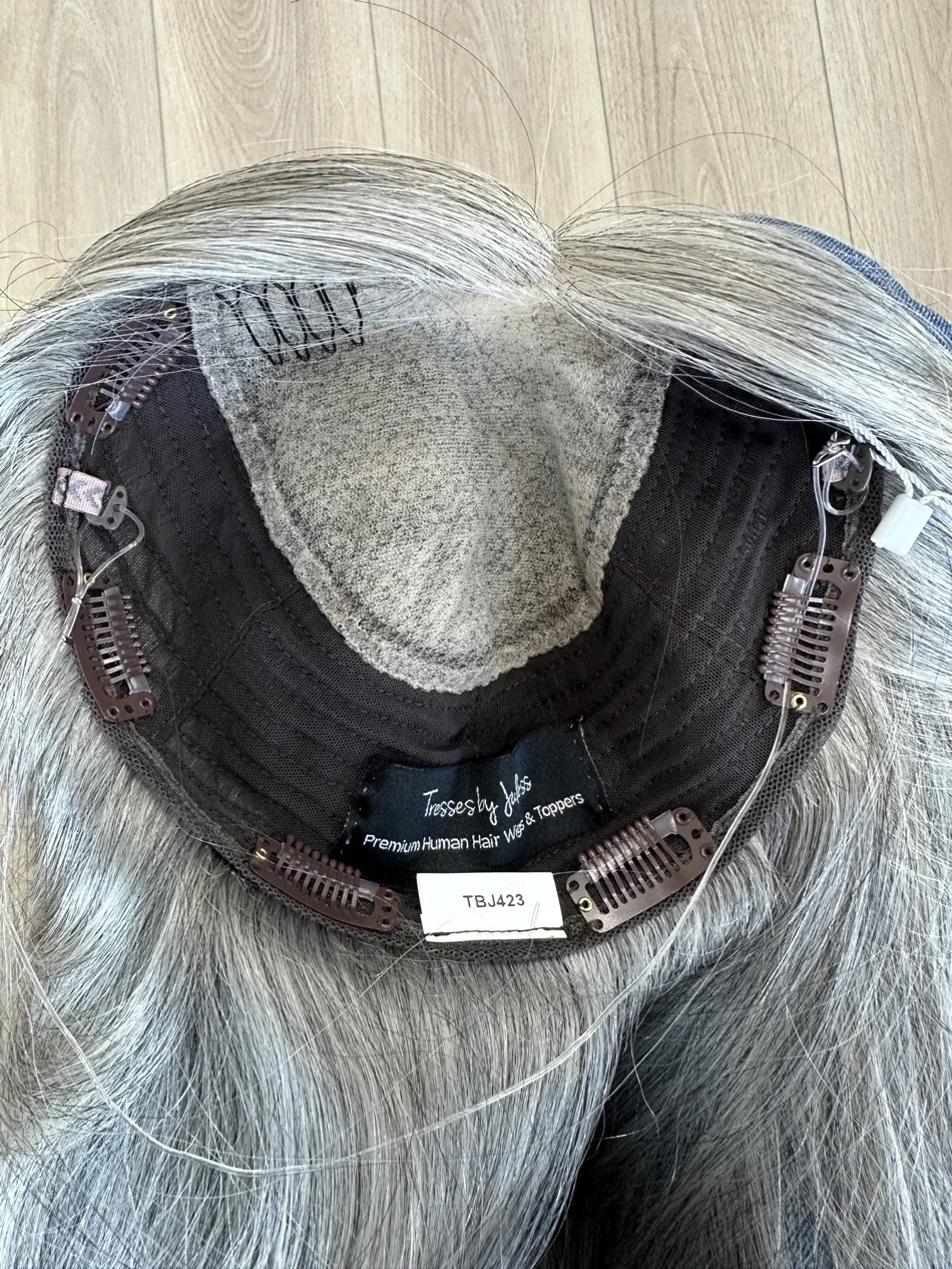 _Handcrafted_wigs_for_women_in_the_Bay_Area__featuring_natural_tones_and_lightweight_designs_for_daily_comfort___.webp