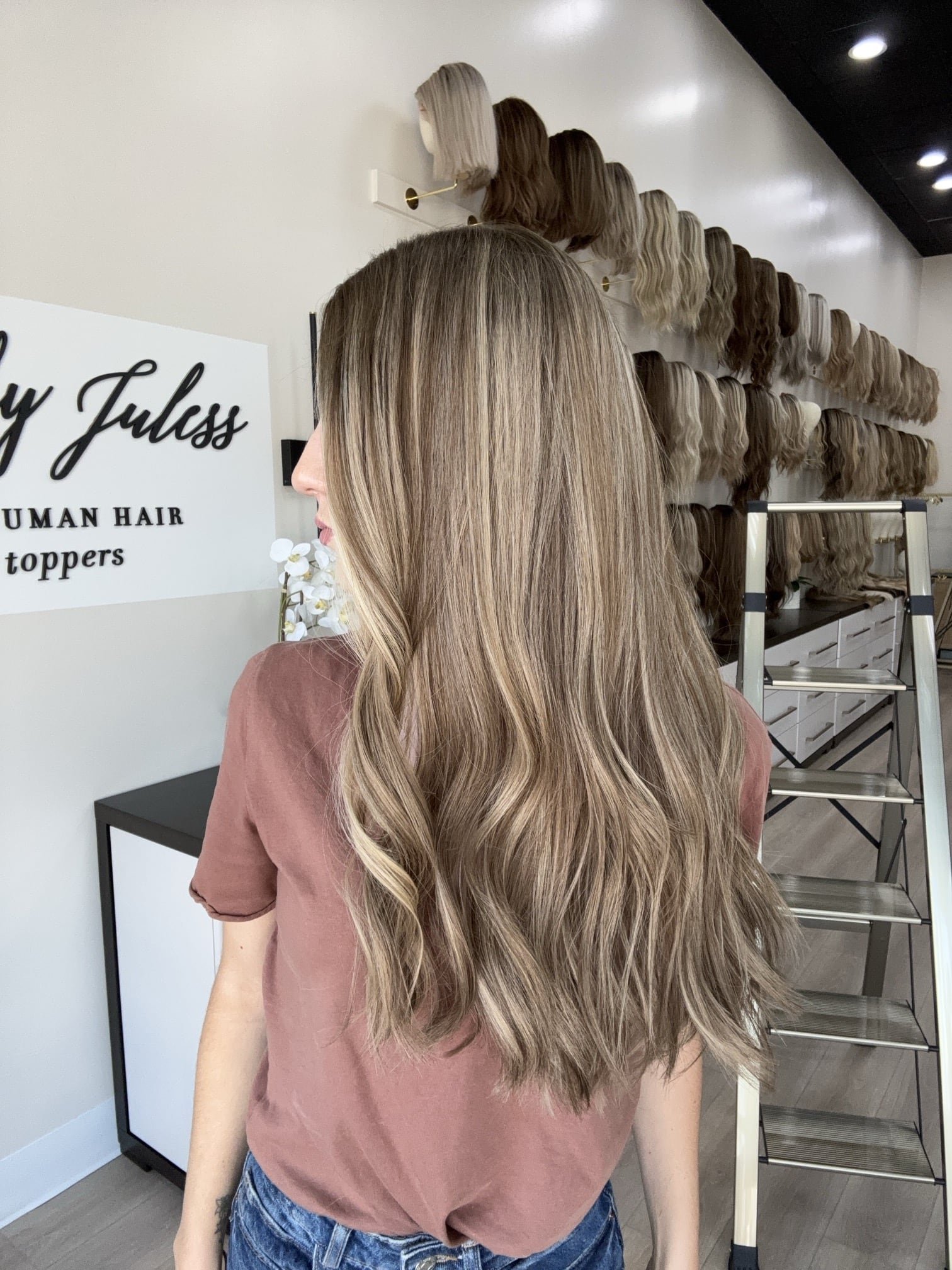 _Experience_premium_hair_toppers_in_Los_Angeles__blending_seamless_style_with_fine_hair_solutions___.jpg