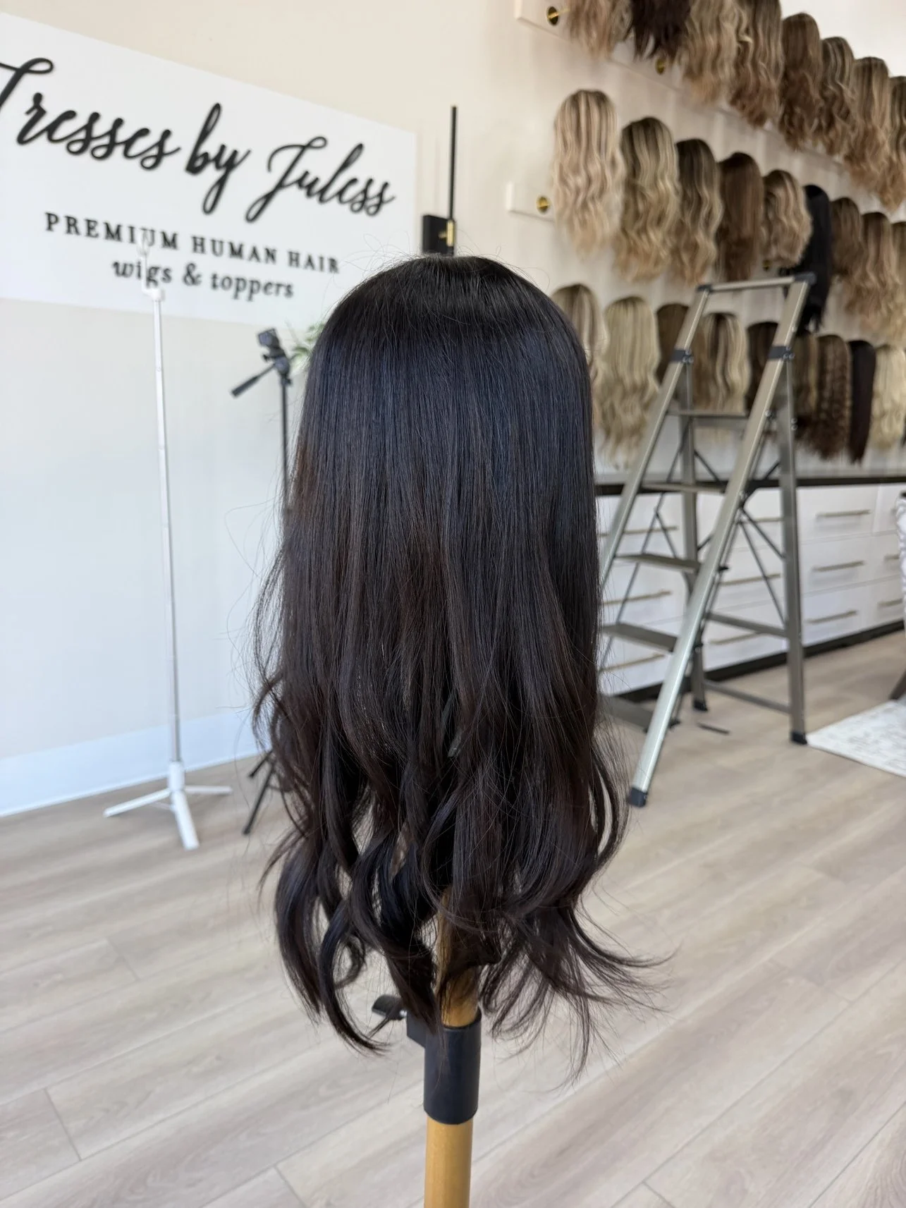 human_hair_blend_vs_synthetic_comparison_.jpg