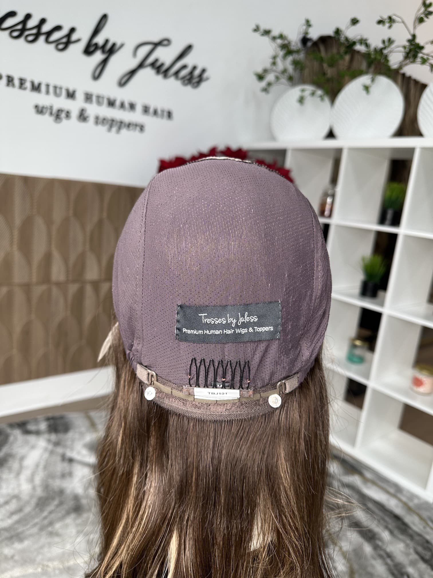 _Honey_blonde_wavy_wig_worn_by_a_woman_in_Sacramento_Studio__California___.jpg