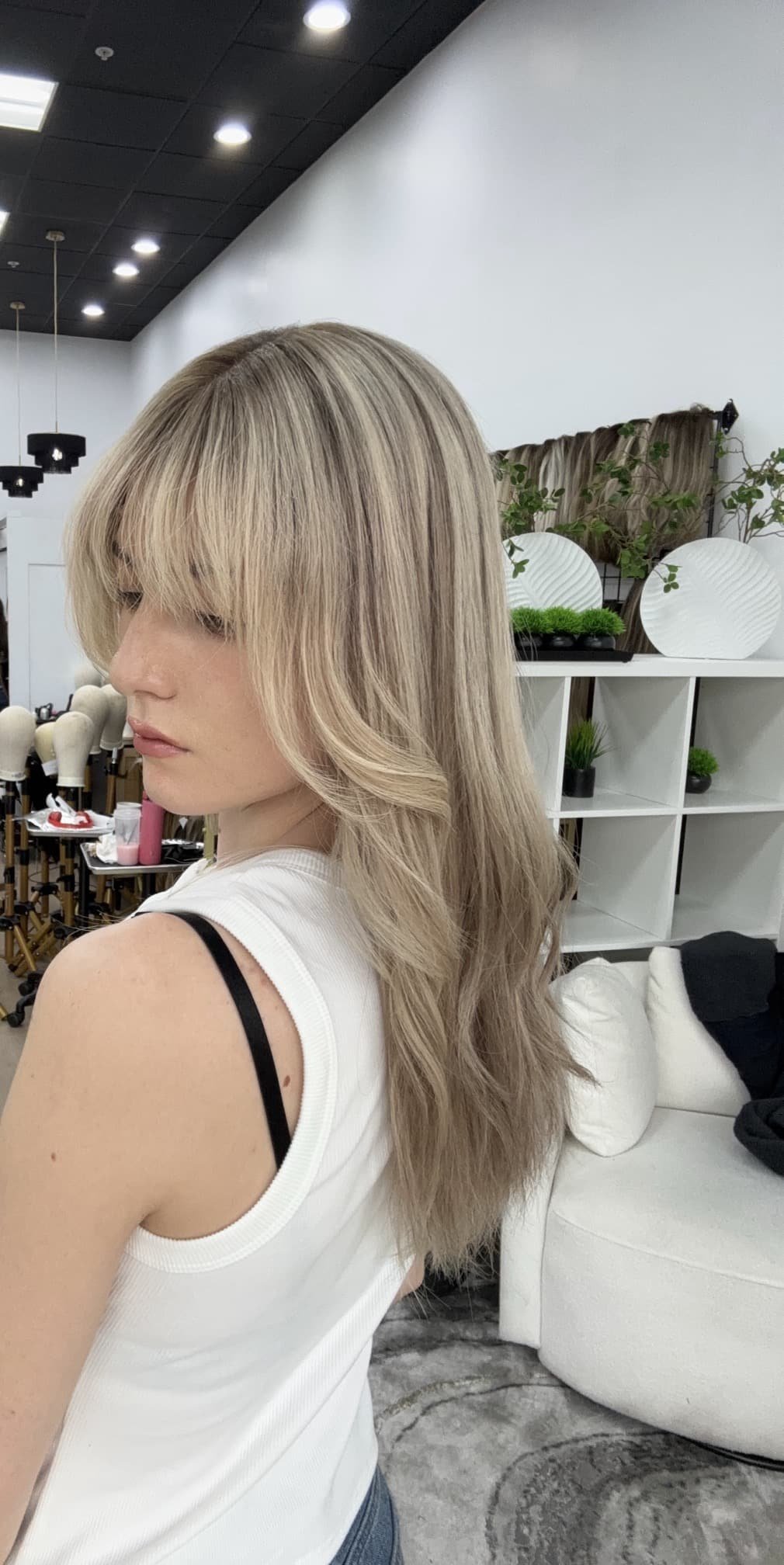 _Blonde_bob_wig_with_highlights_worn_by_a_woman_in_Sacramento_Studio__California___.jpg