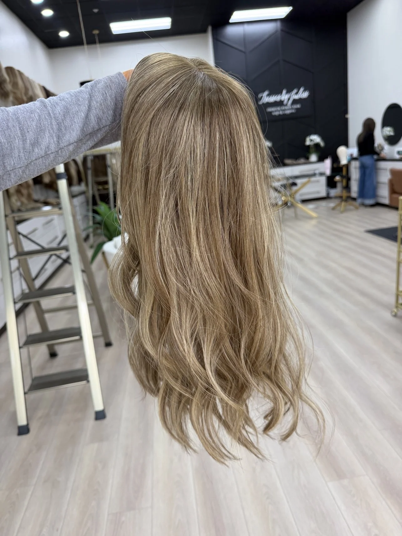 synthetic_vs_human_hair_wigs_reviews_.jpg