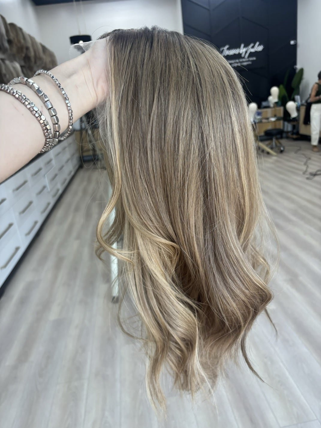_Experience_premium_hair_toppers_in_Los_Angeles__blending_seamless_style_with_fine_hair_solutions___.jpg
