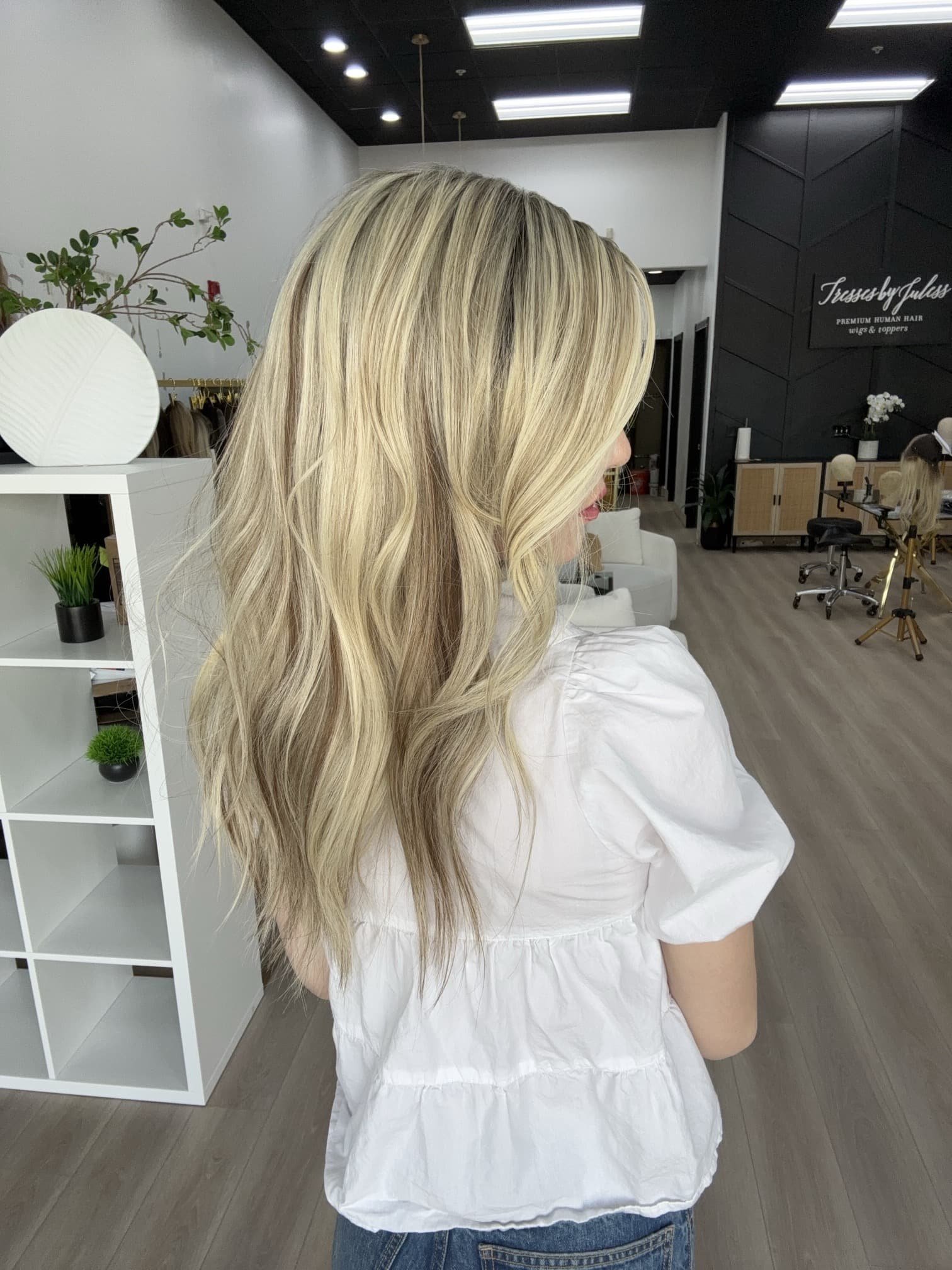 _Honey_blonde_wavy_wig_worn_by_a_woman_in_Sacramento_Studio__California___.jpg