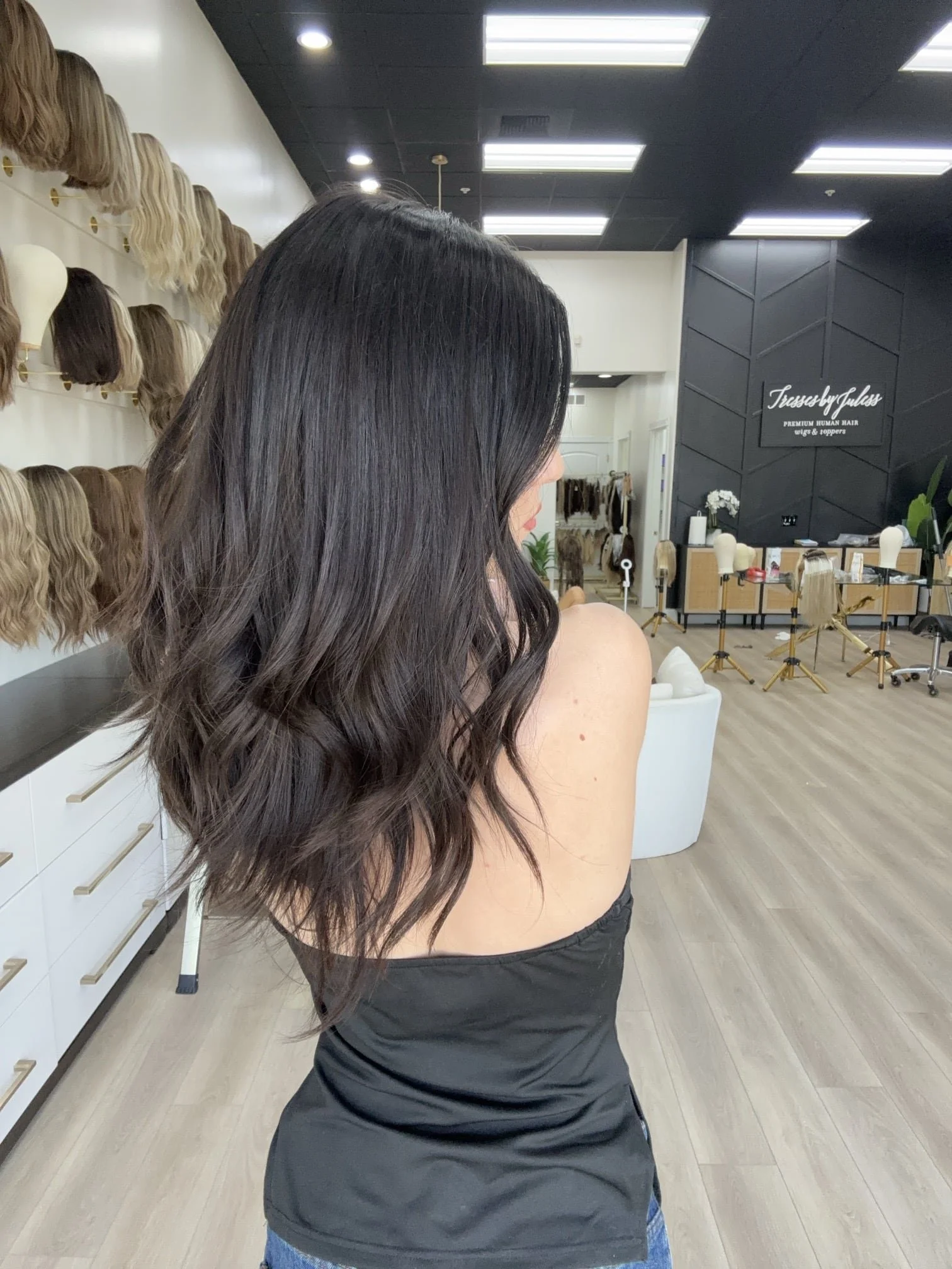 _Blonde_bob_wig_with_highlights_worn_by_a_woman_in_Sacramento_Studio__California___.jpg